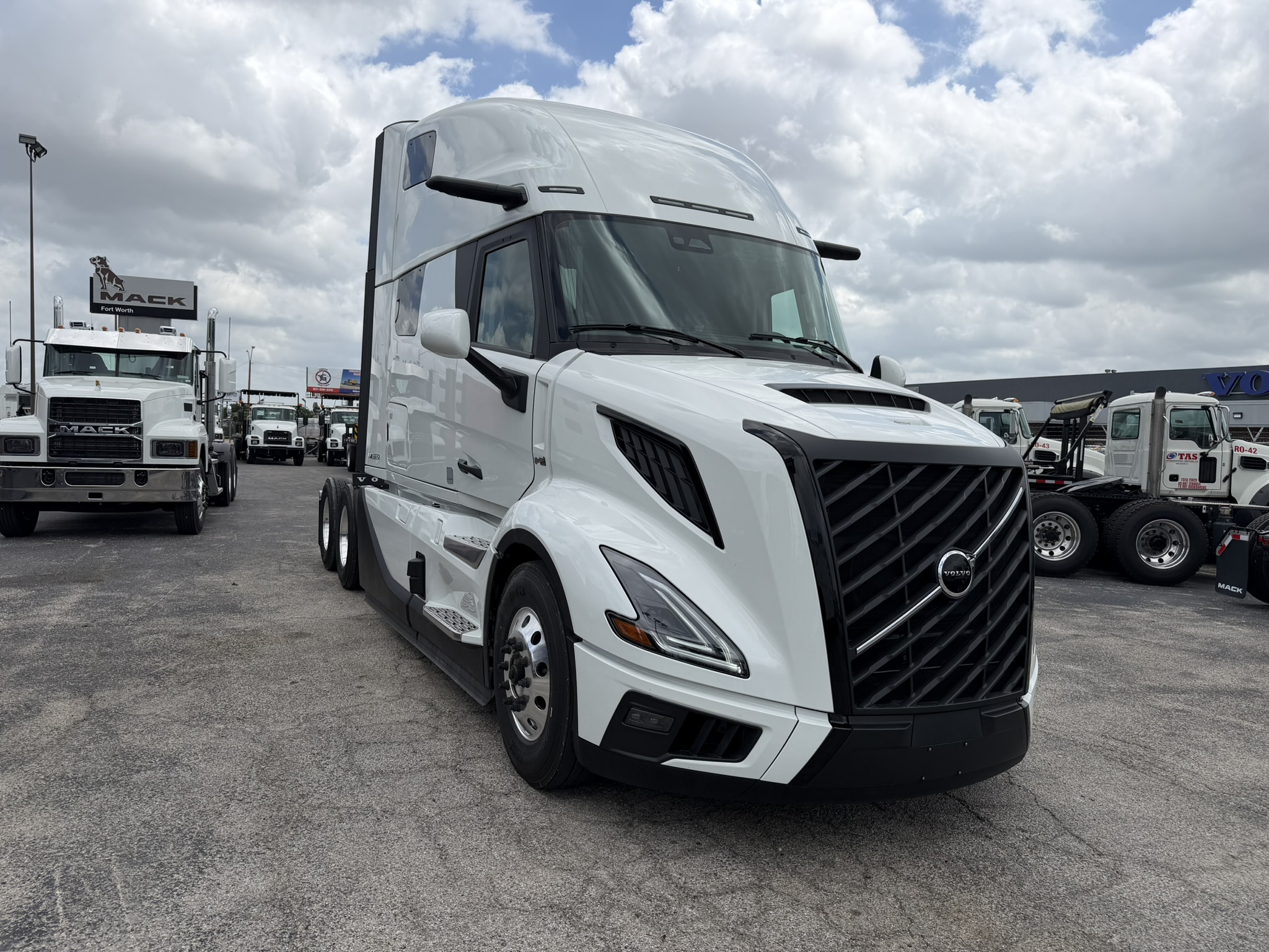 2027 Volvo VNL 860 in Fort Worth, TX — photo 3
