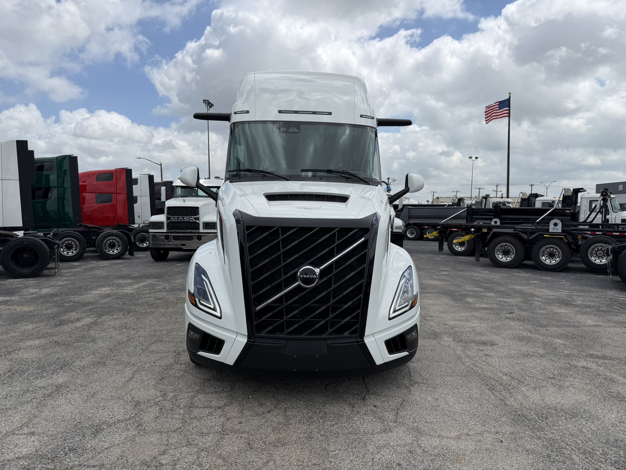 2027 Volvo VNL 860 in Fort Worth, TX — photo 2