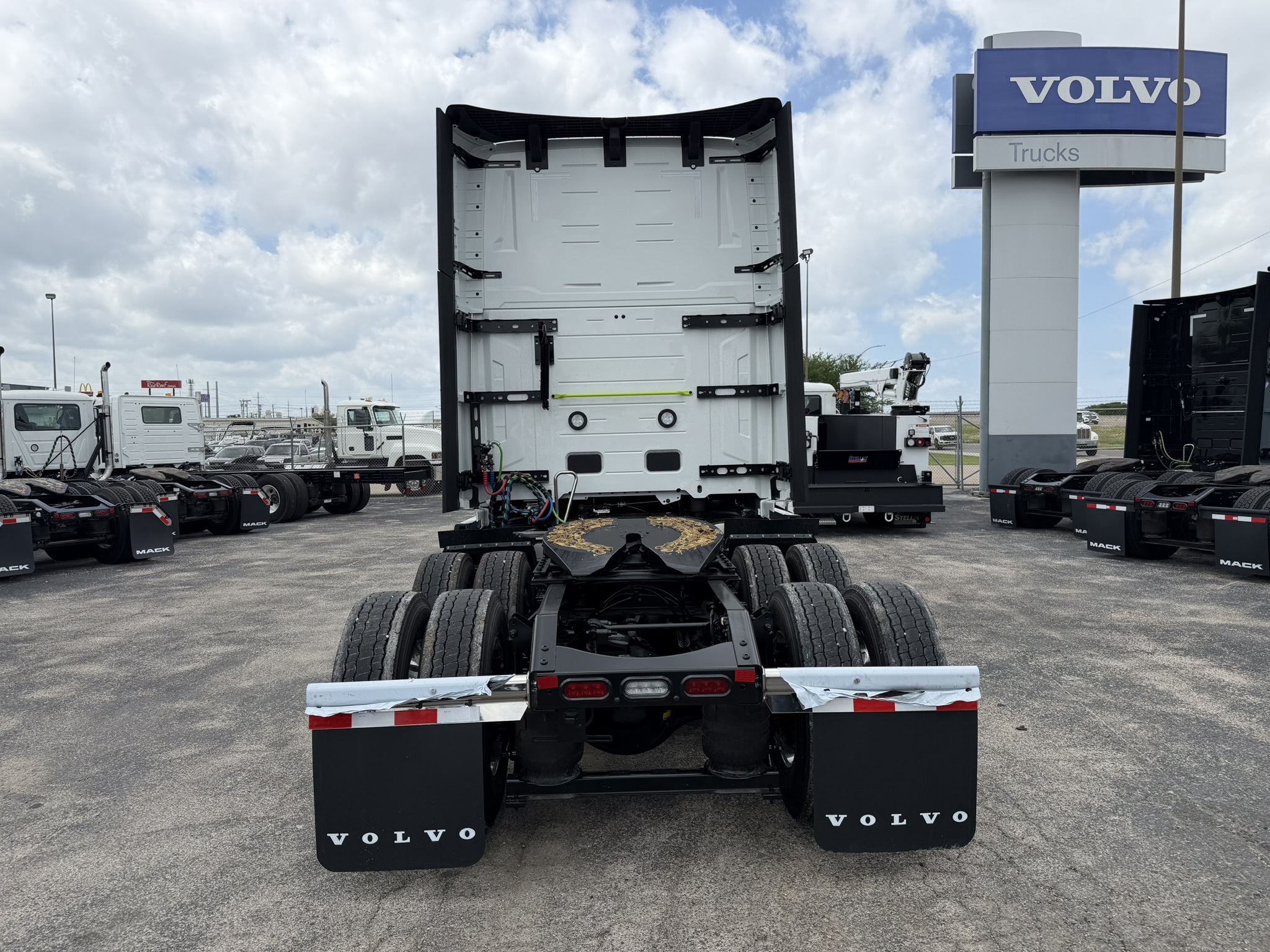 2027 Volvo VNL 860 in Fort Worth, TX — photo 5