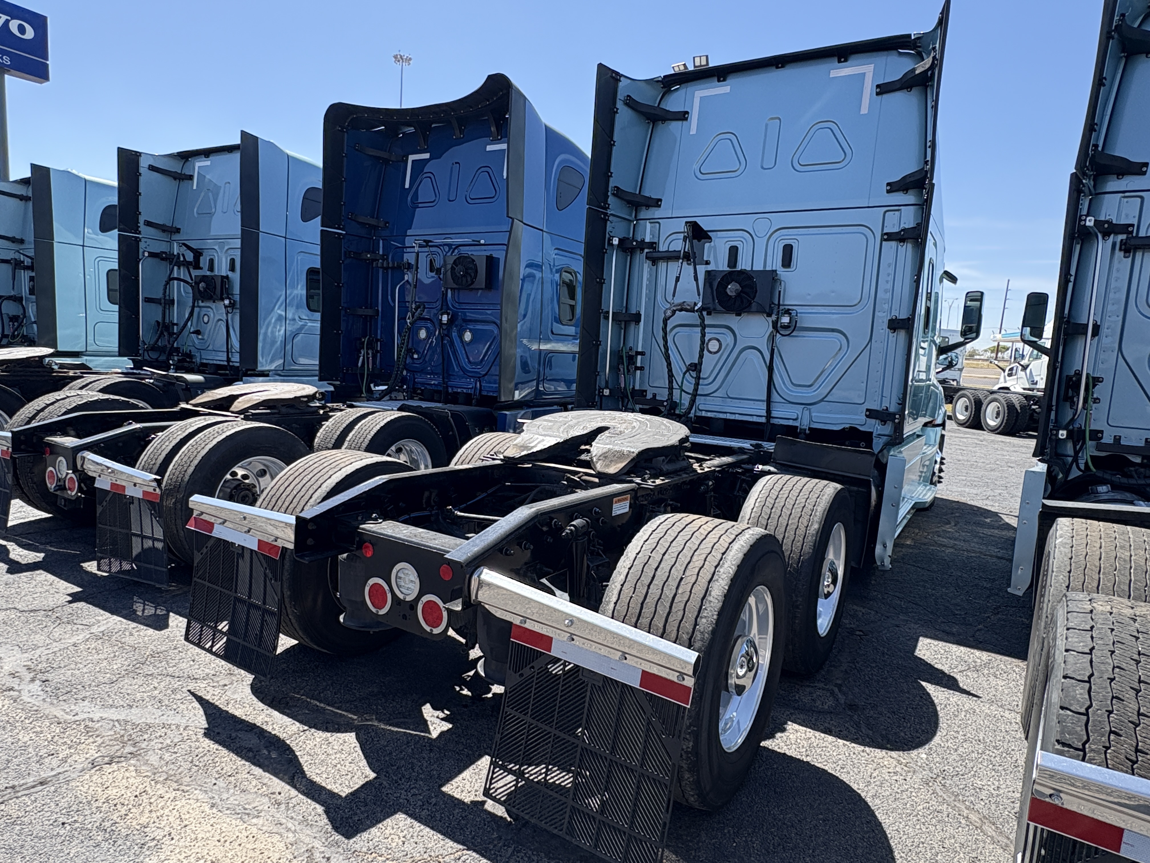 2023 Freightliner Cascadia in San Antonio, TX — photo 4