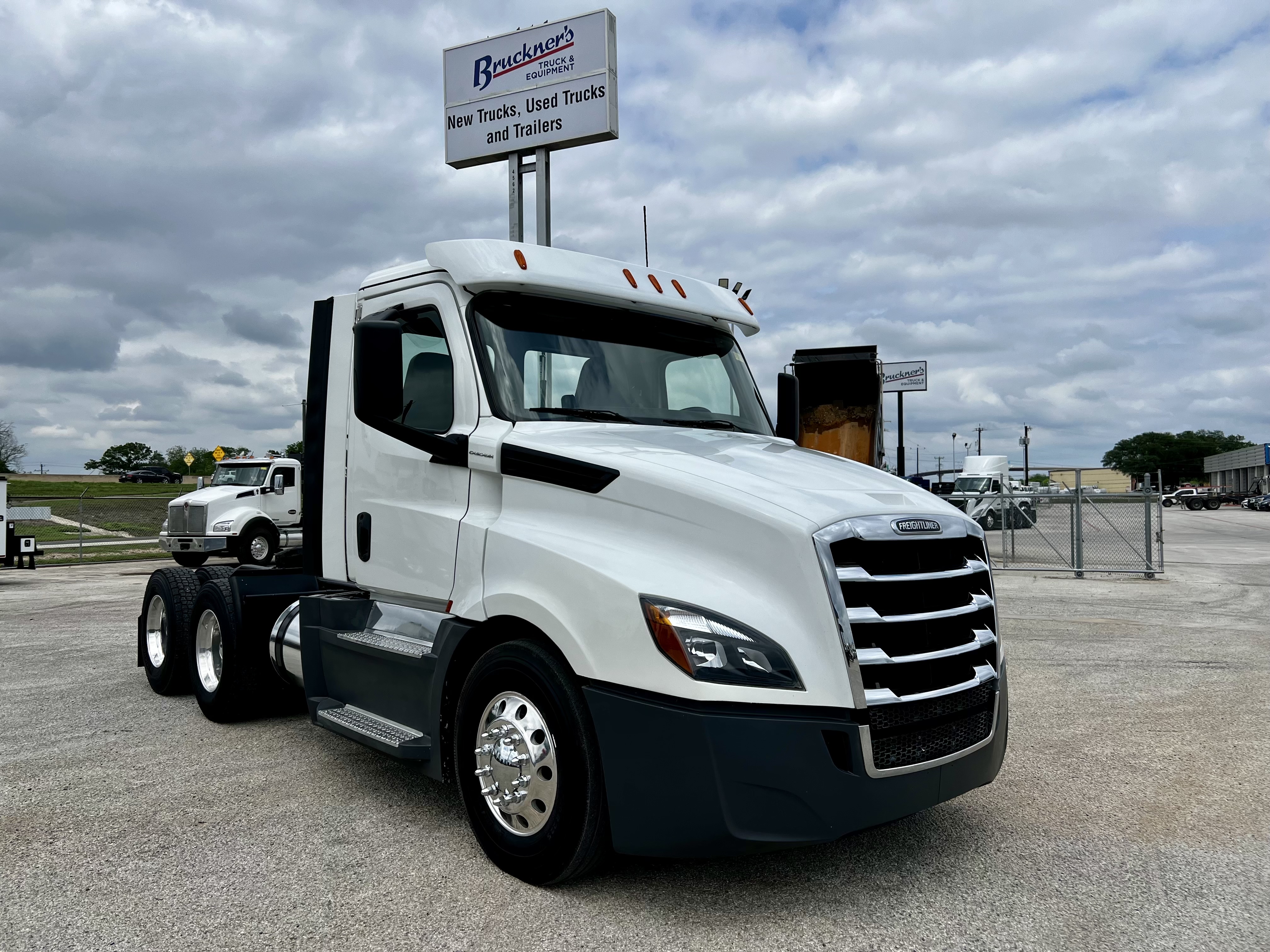 2020 Freightliner Cascadia in San Antonio, TX — photo 2