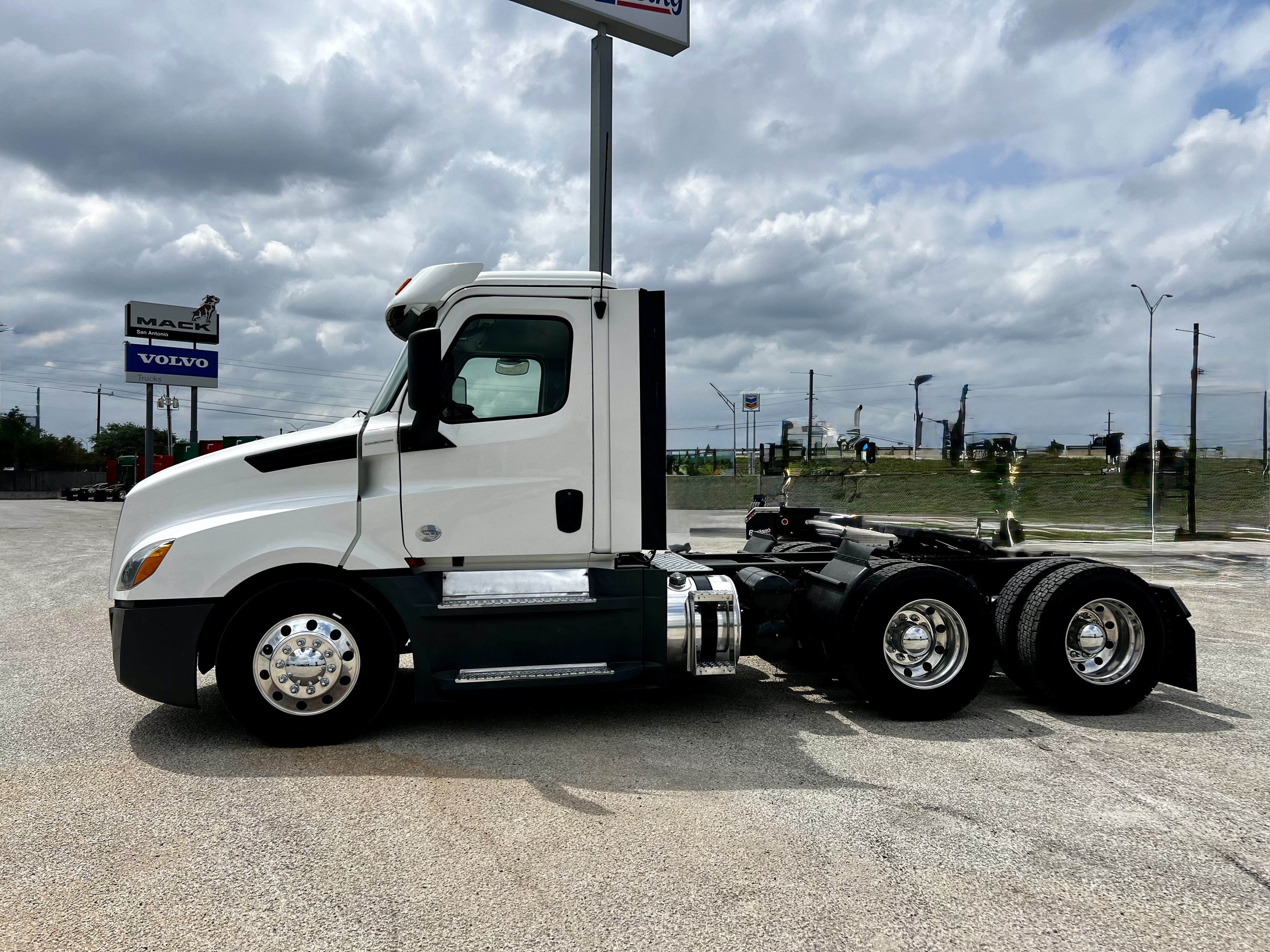2020 Freightliner Cascadia in San Antonio, TX — photo 7