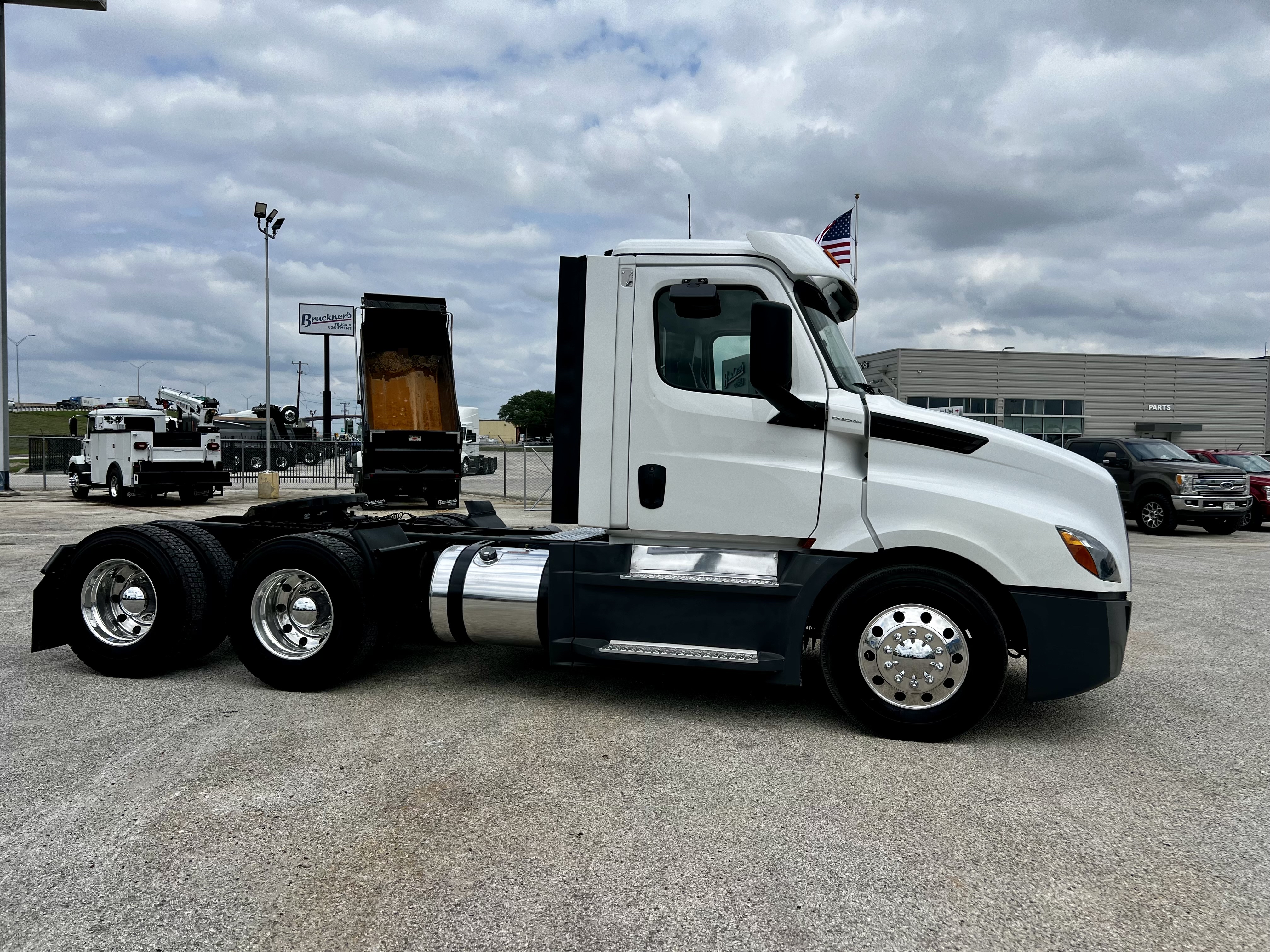 2020 Freightliner Cascadia in San Antonio, TX — photo 5