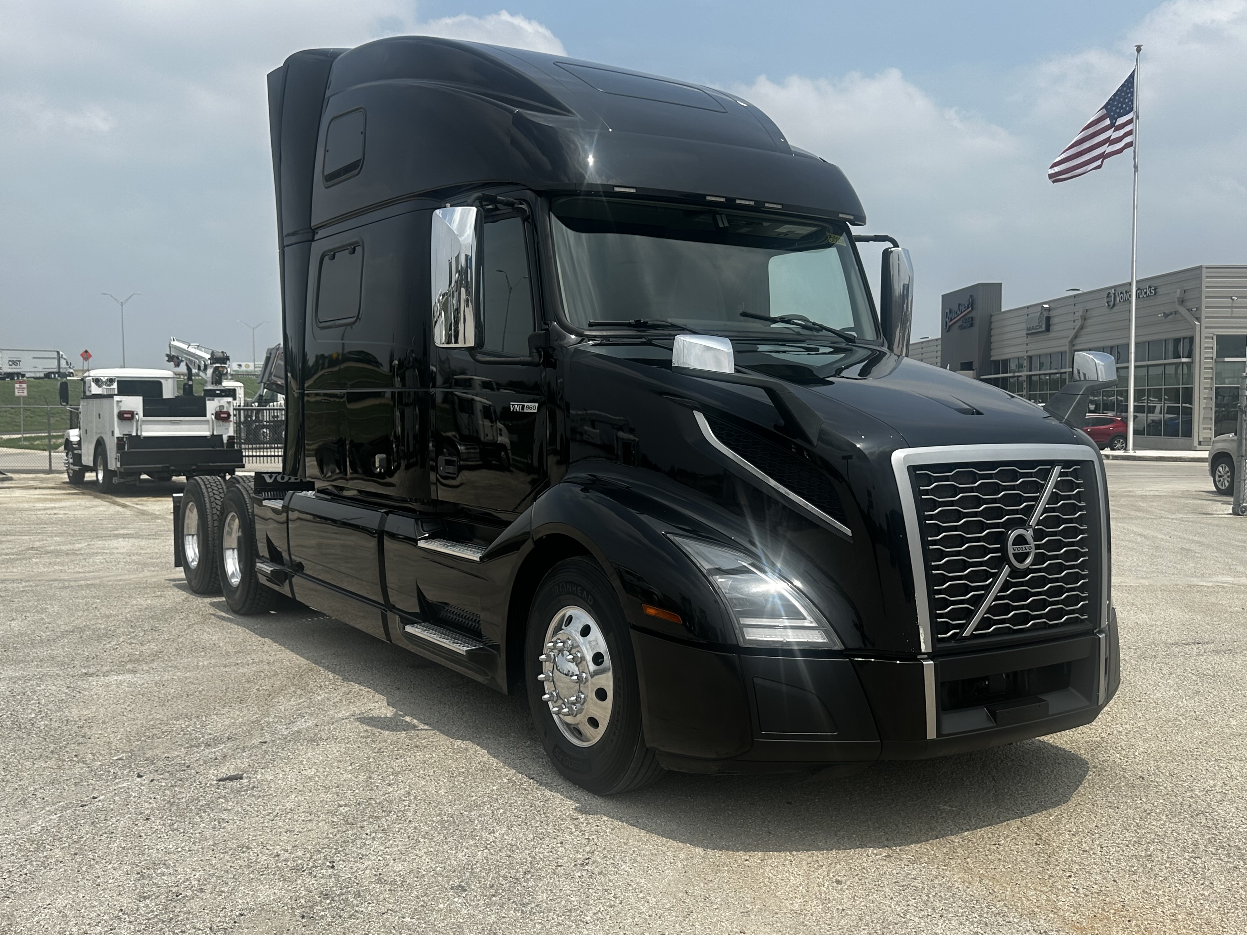 2023 Volvo VNL 860 in San Antonio, TX — photo 3