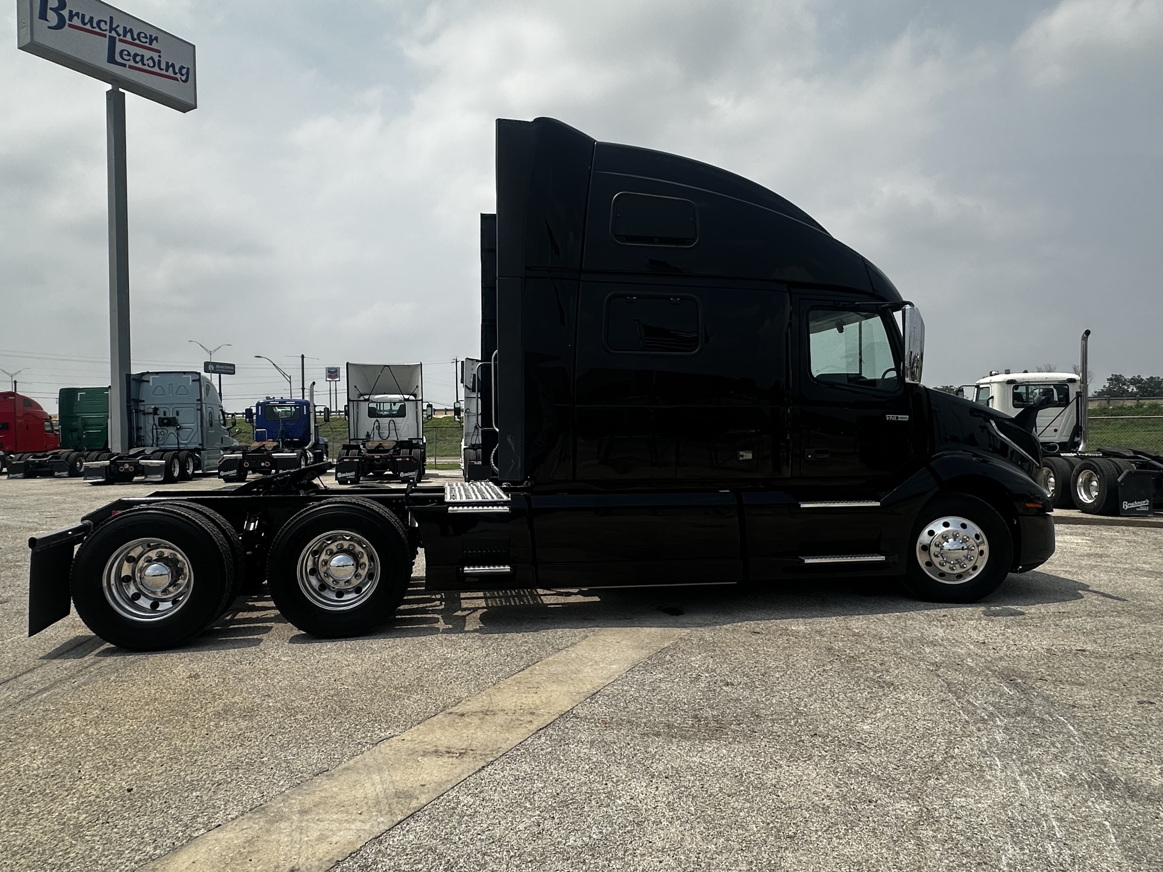 2023 Volvo VNL 860 in San Antonio, TX — photo 5