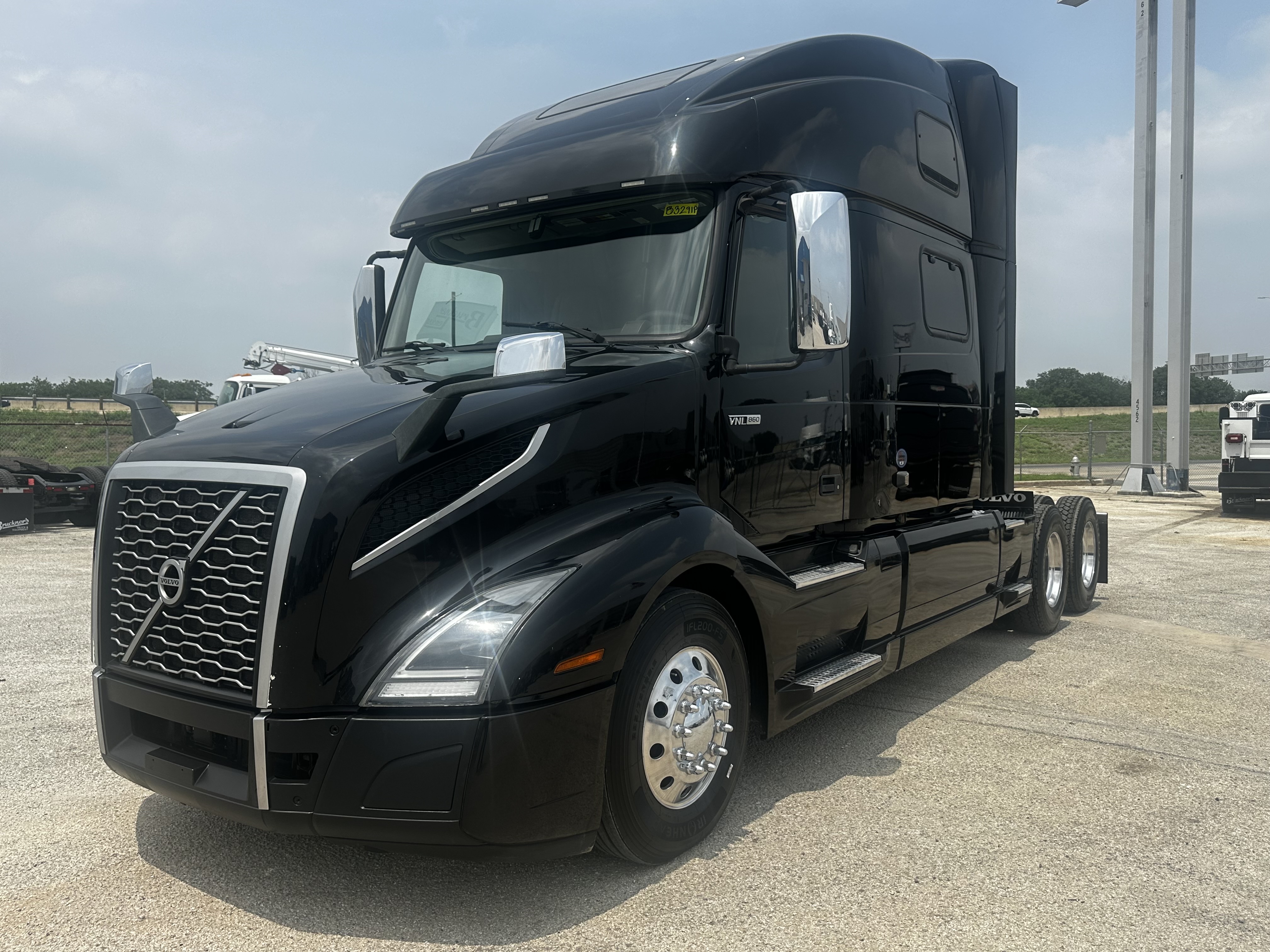 2023 Volvo VNL 860 in San Antonio, TX