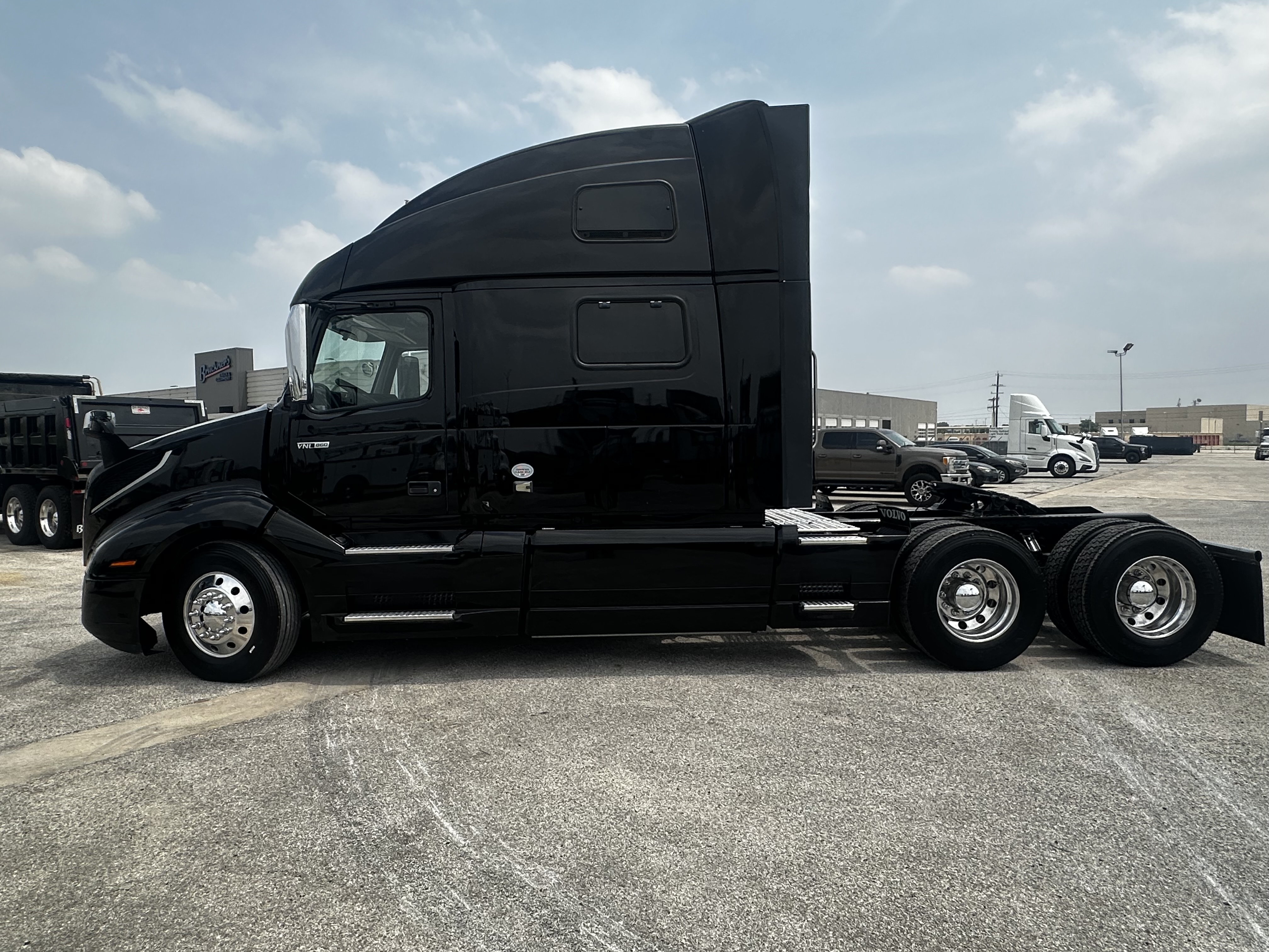2023 Volvo VNL 860 in San Antonio, TX — photo 4