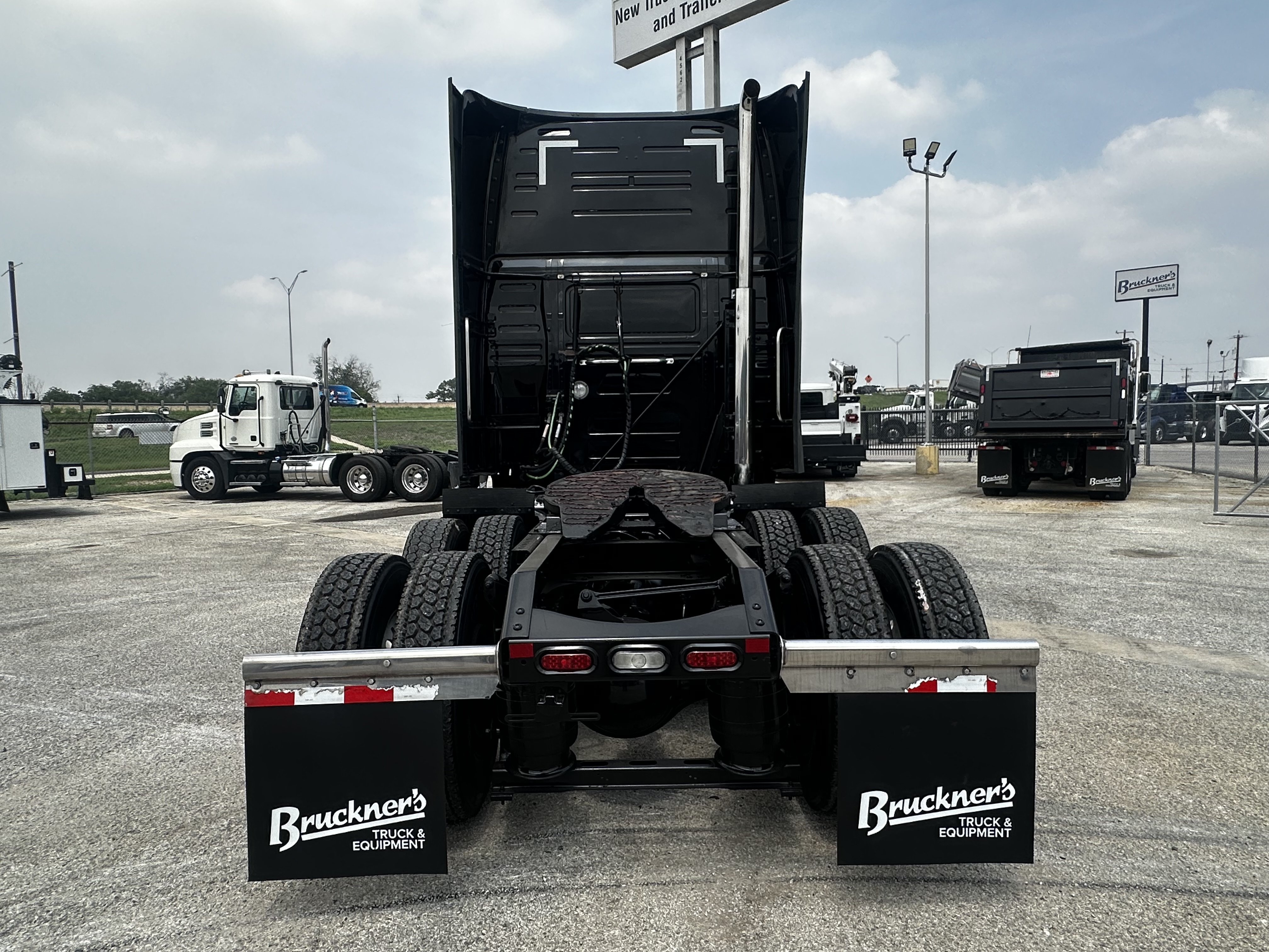 2023 Volvo VNL 860 in San Antonio, TX — photo 8