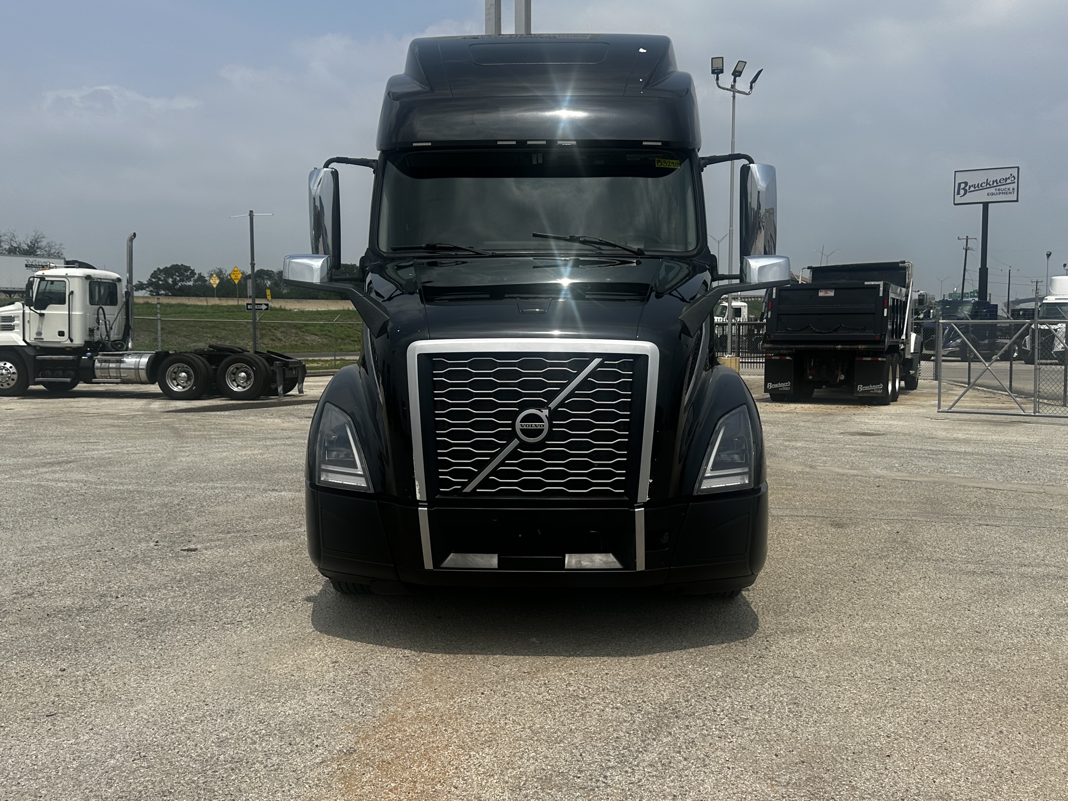2023 Volvo VNL 860 in San Antonio, TX — photo 2
