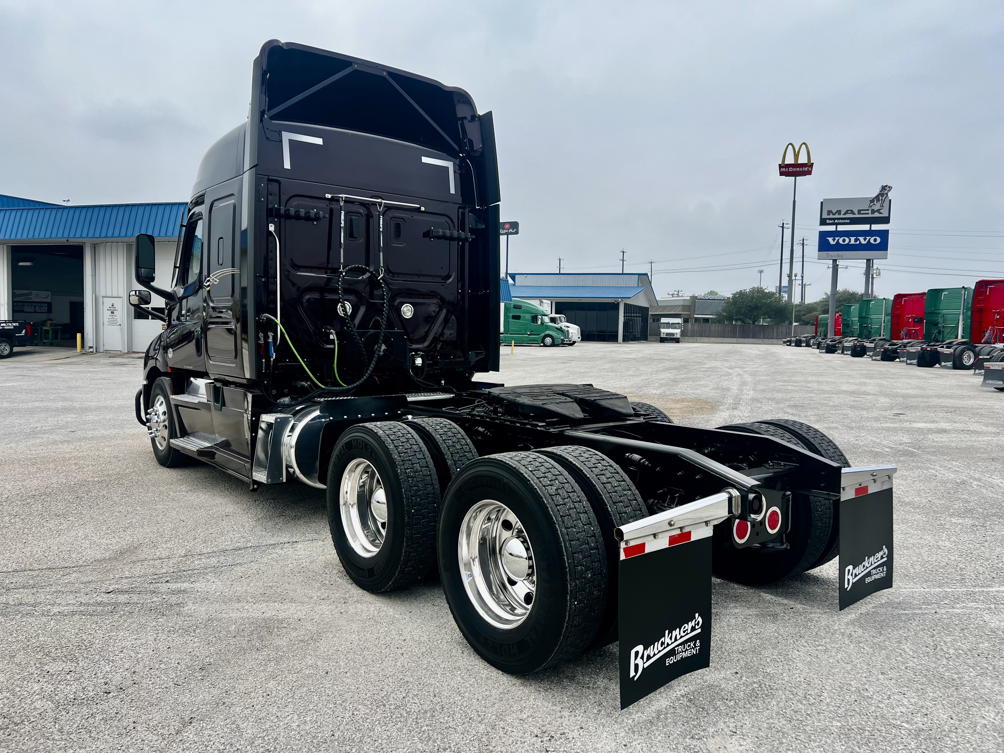 2023 Freightliner Cascadia in San Antonio, TX — photo 8