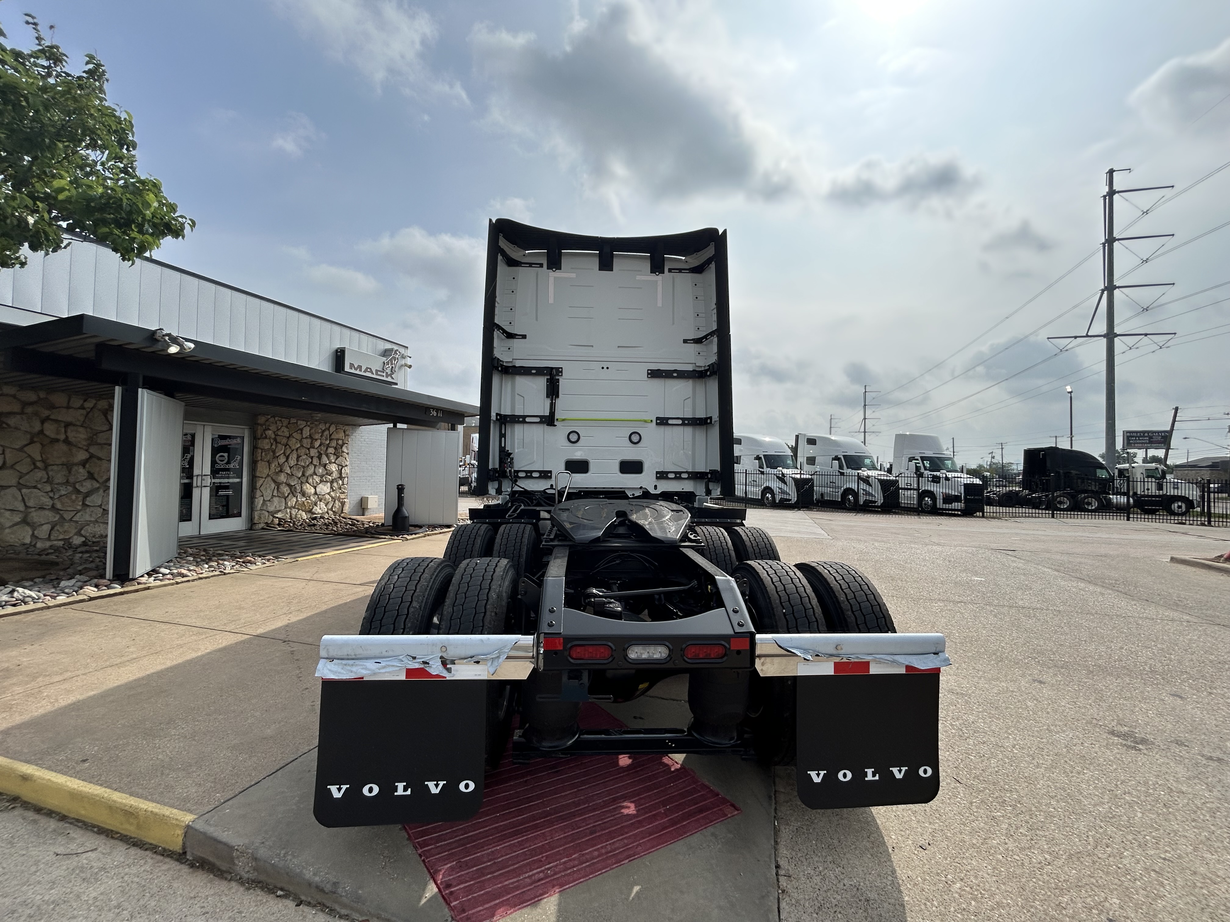 2027 Volvo VNL 860 in Dallas Irving Blvd, TX — photo 6