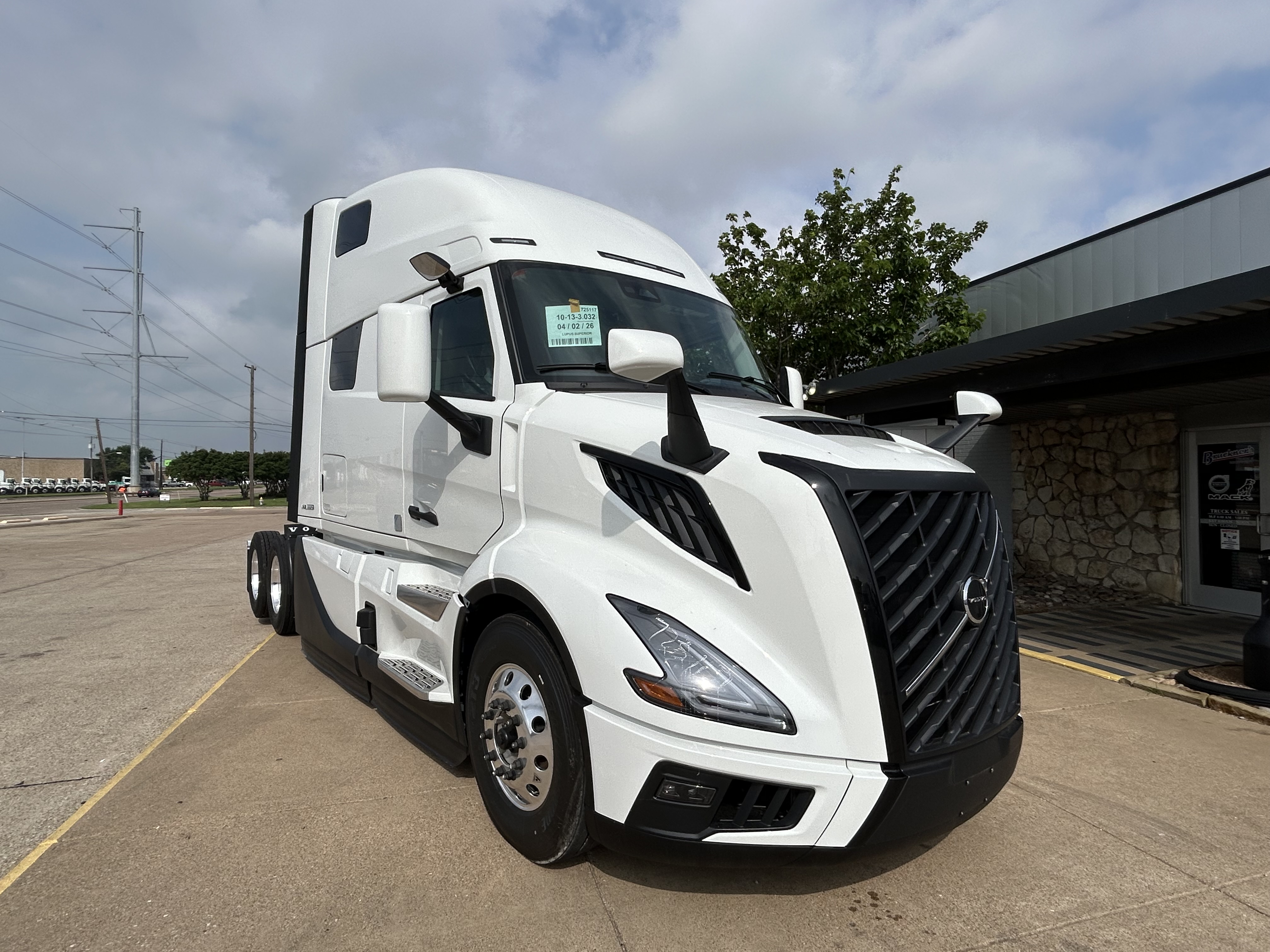 2027 Volvo VNL 860 in Dallas Irving Blvd, TX