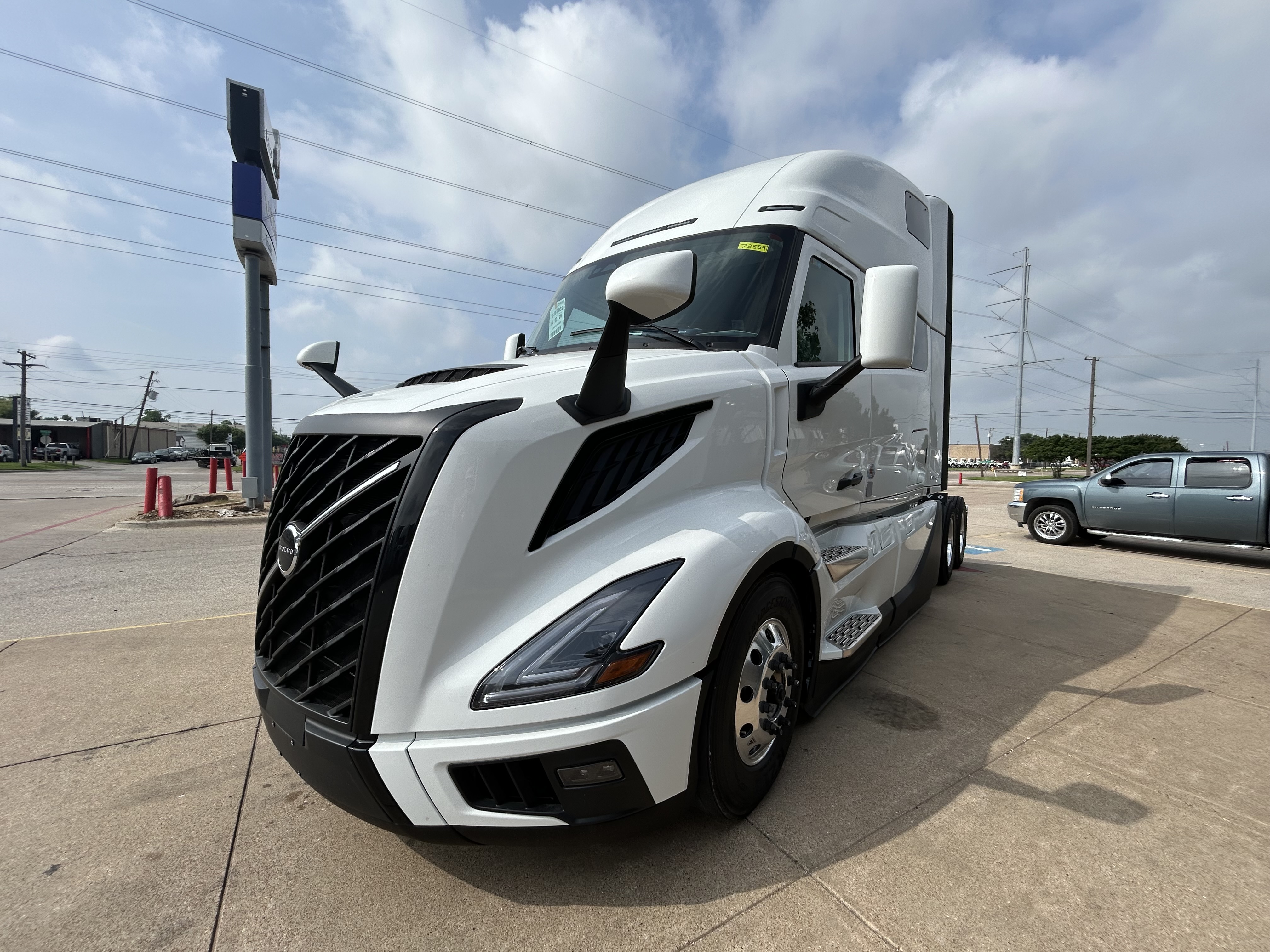 2027 Volvo VNL 860 in Dallas Irving Blvd, TX — photo 3