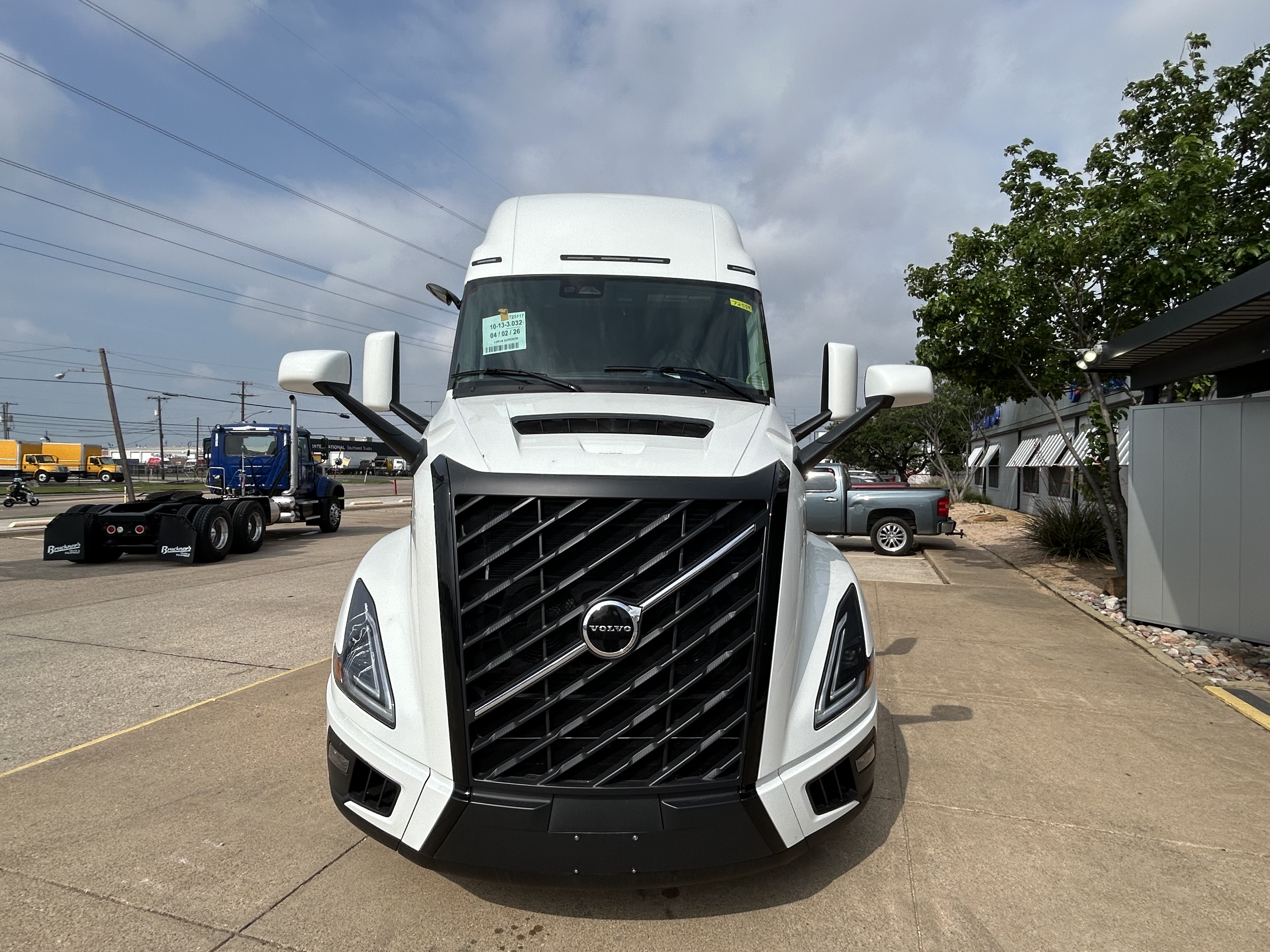 2027 Volvo VNL 860 in Dallas Irving Blvd, TX — photo 2