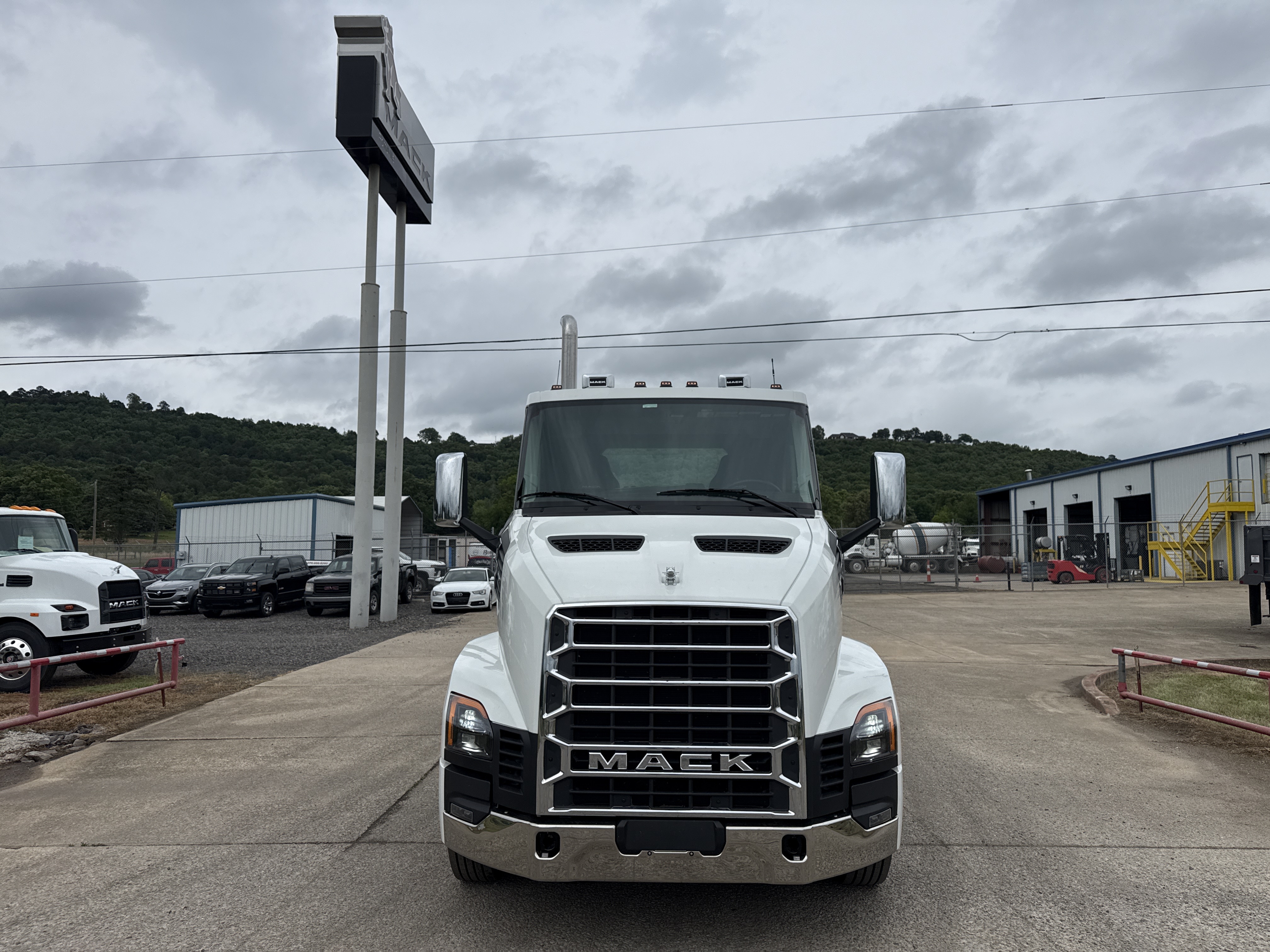 2027 Mack Anthem in Pottsville, PA — photo 2