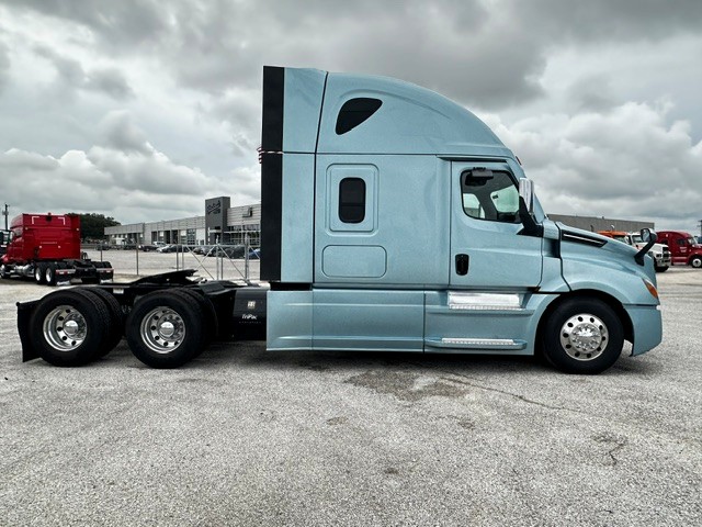 2023 Freightliner Cascadia in San Antonio, TX — photo 4