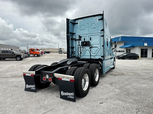 2023 Freightliner Cascadia in San Antonio, TX — photo 7