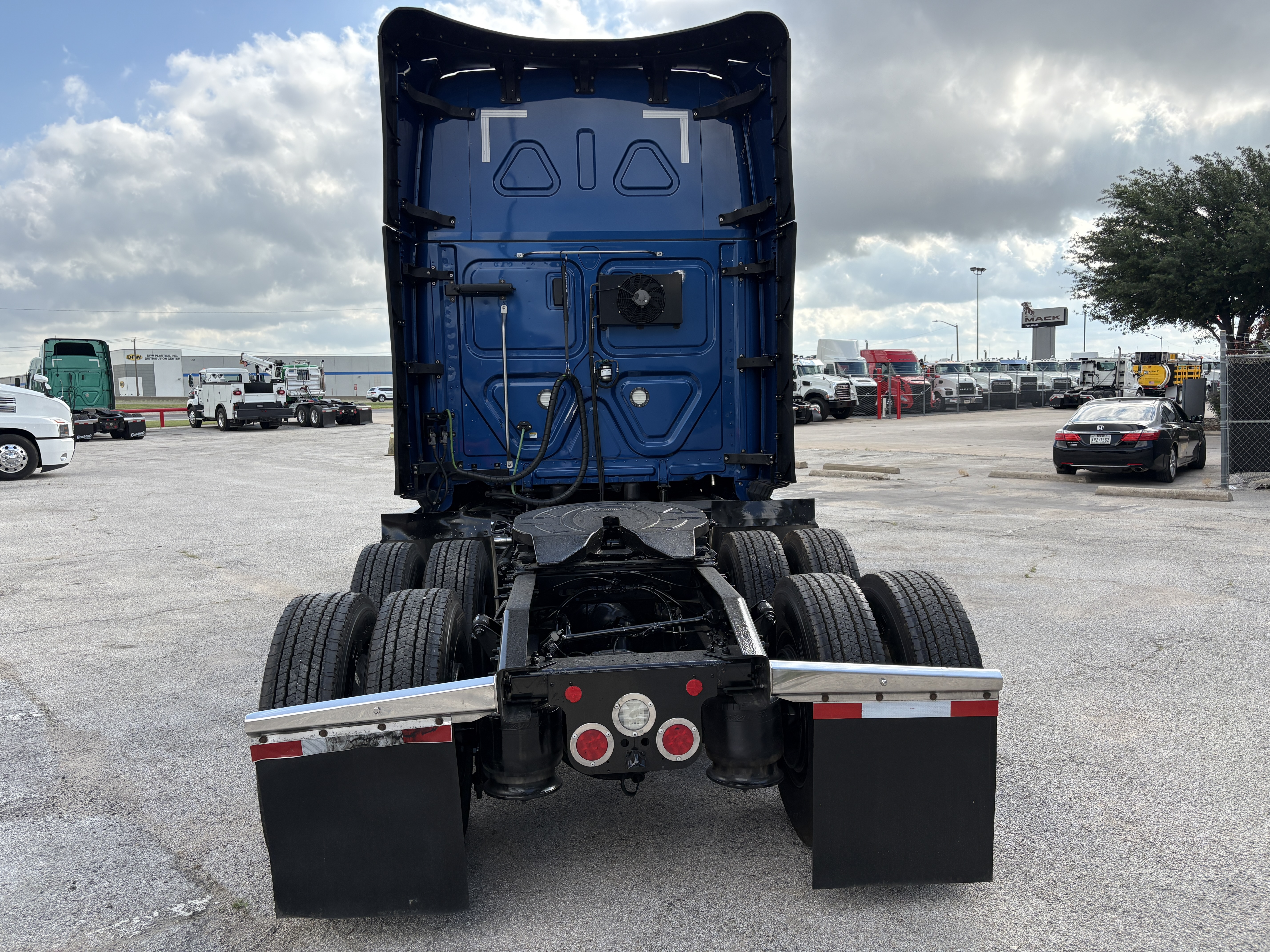 2022 Freightliner Cascadia in Fort Worth, TX — photo 6
