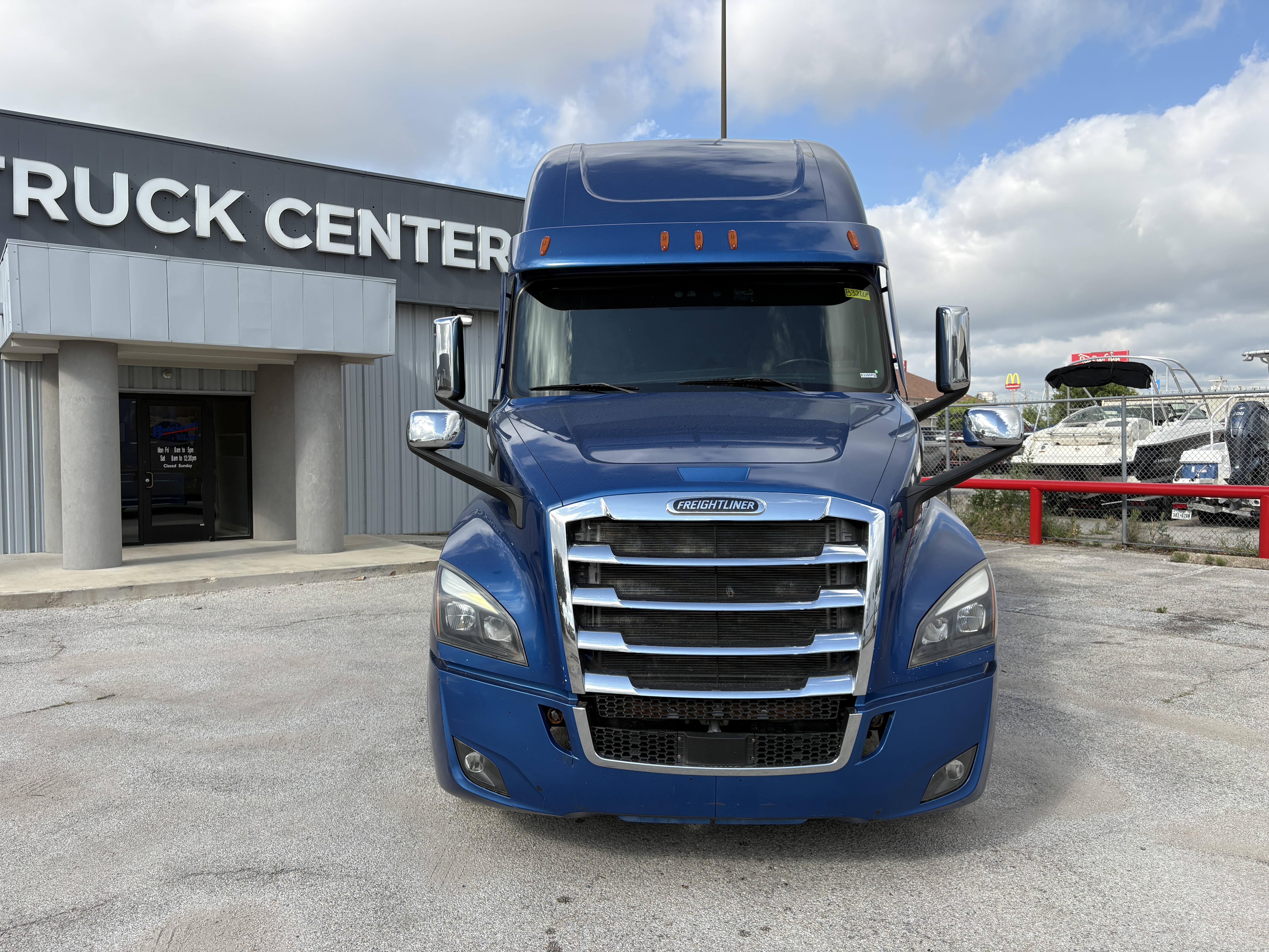 2022 Freightliner Cascadia in Fort Worth, TX — photo 2