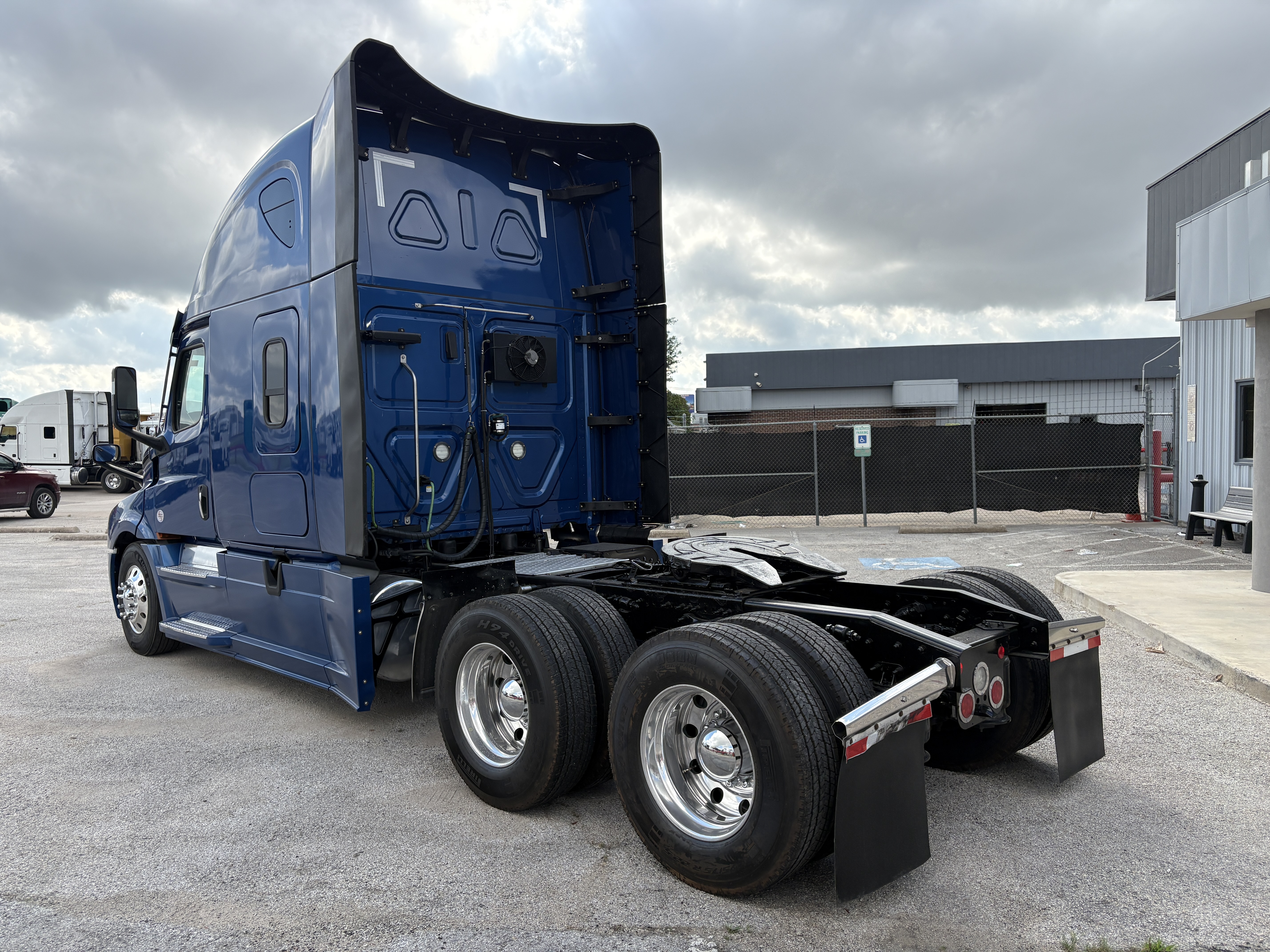 2022 Freightliner Cascadia in Fort Worth, TX — photo 7