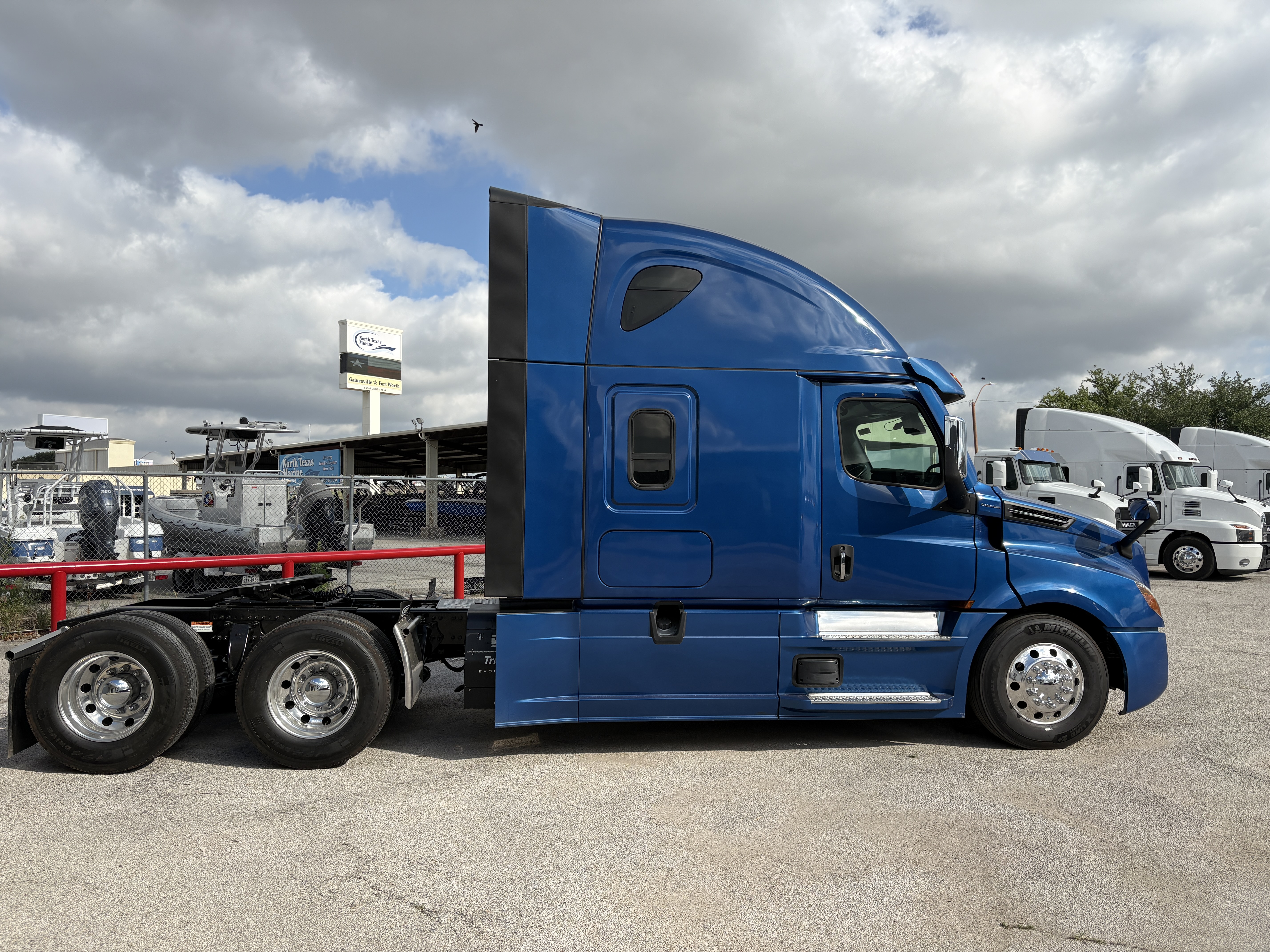 2022 Freightliner Cascadia in Fort Worth, TX — photo 4