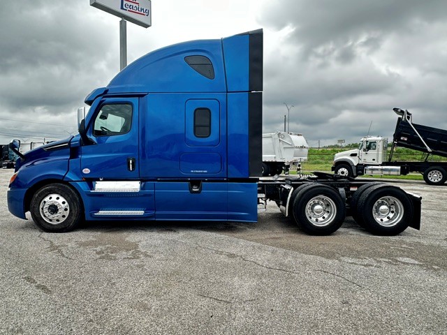 2022 Freightliner Cascadia in San Antonio, TX — photo 6