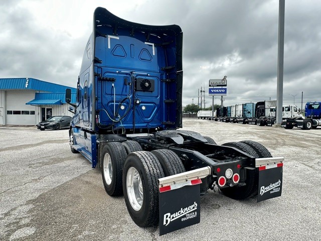2022 Freightliner Cascadia in San Antonio, TX — photo 8