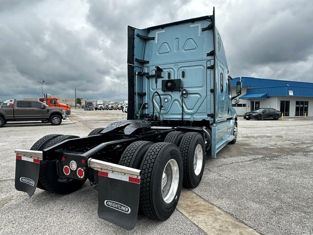 2023 Freightliner Cascadia in San Antonio, TX — photo 7