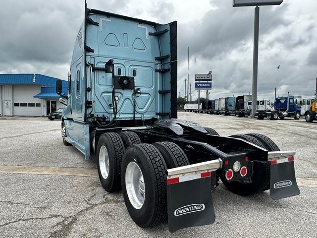 2023 Freightliner Cascadia in San Antonio, TX — photo 8