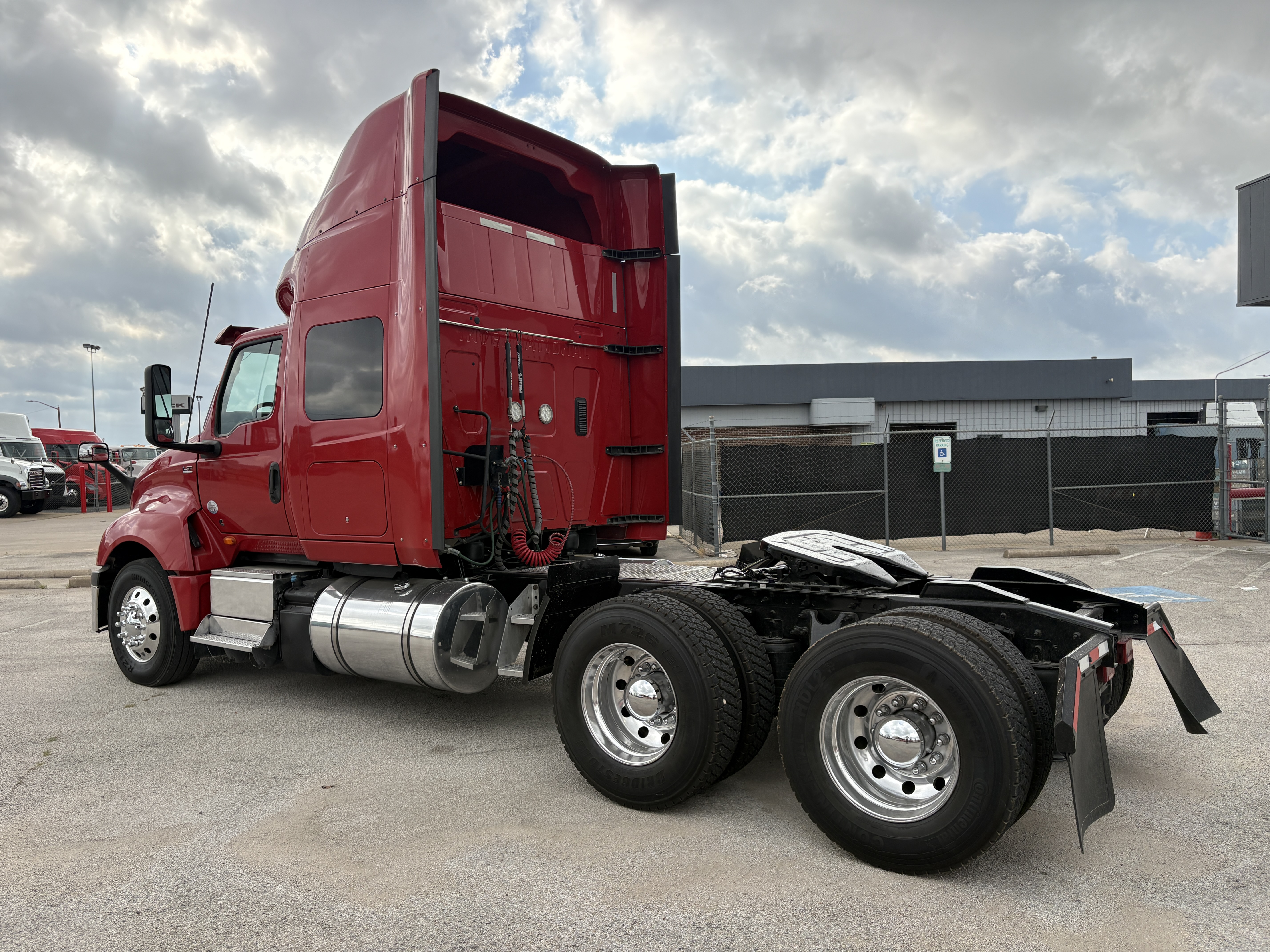 2022 International LT in Fort Worth, TX — photo 7