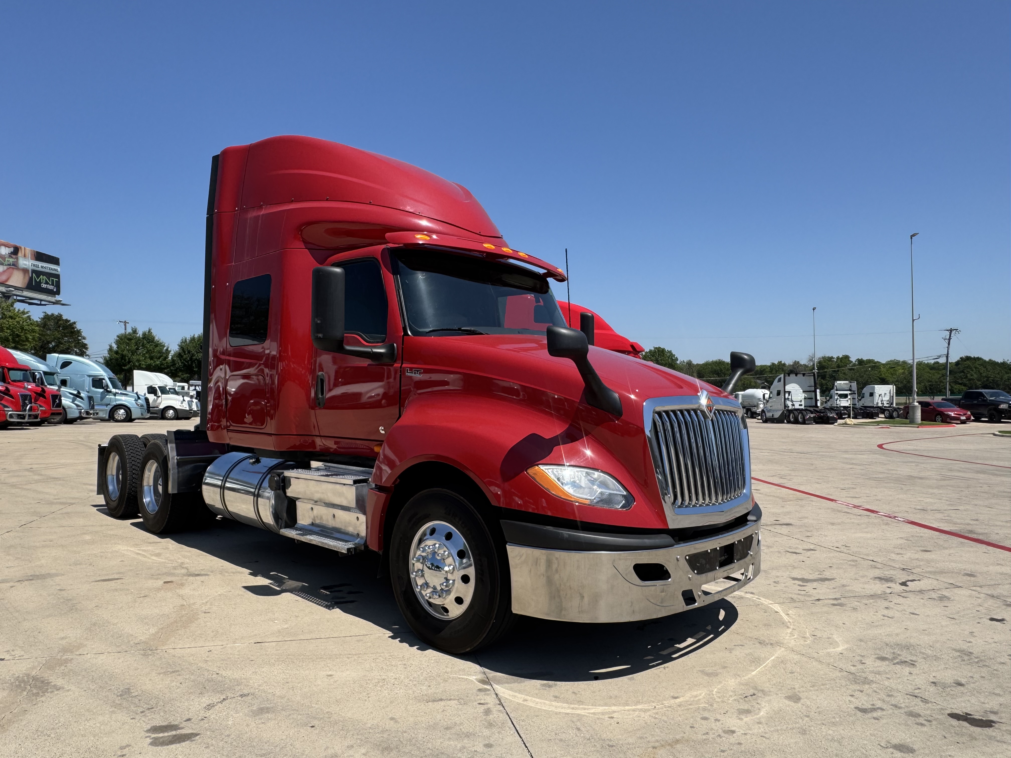 2022 International LT in TX — photo 7