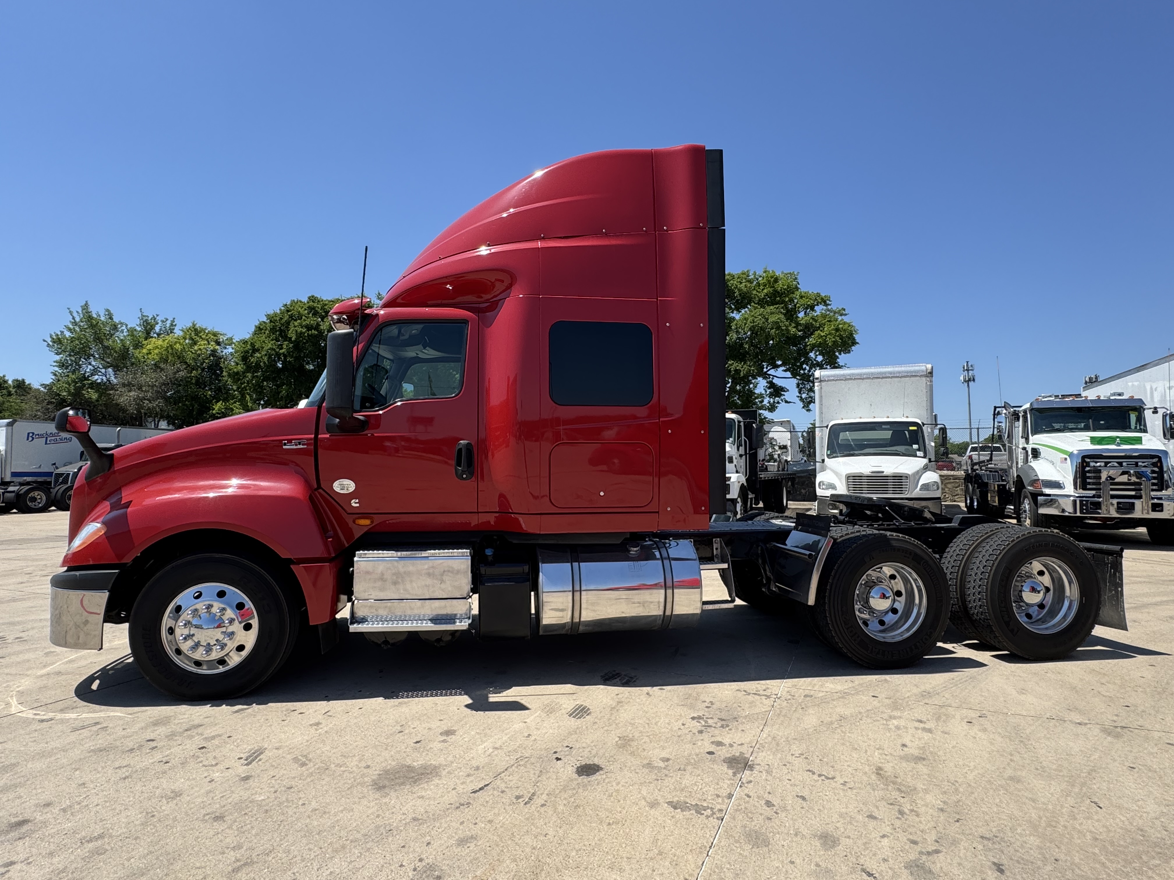2022 International LT in TX — photo 2