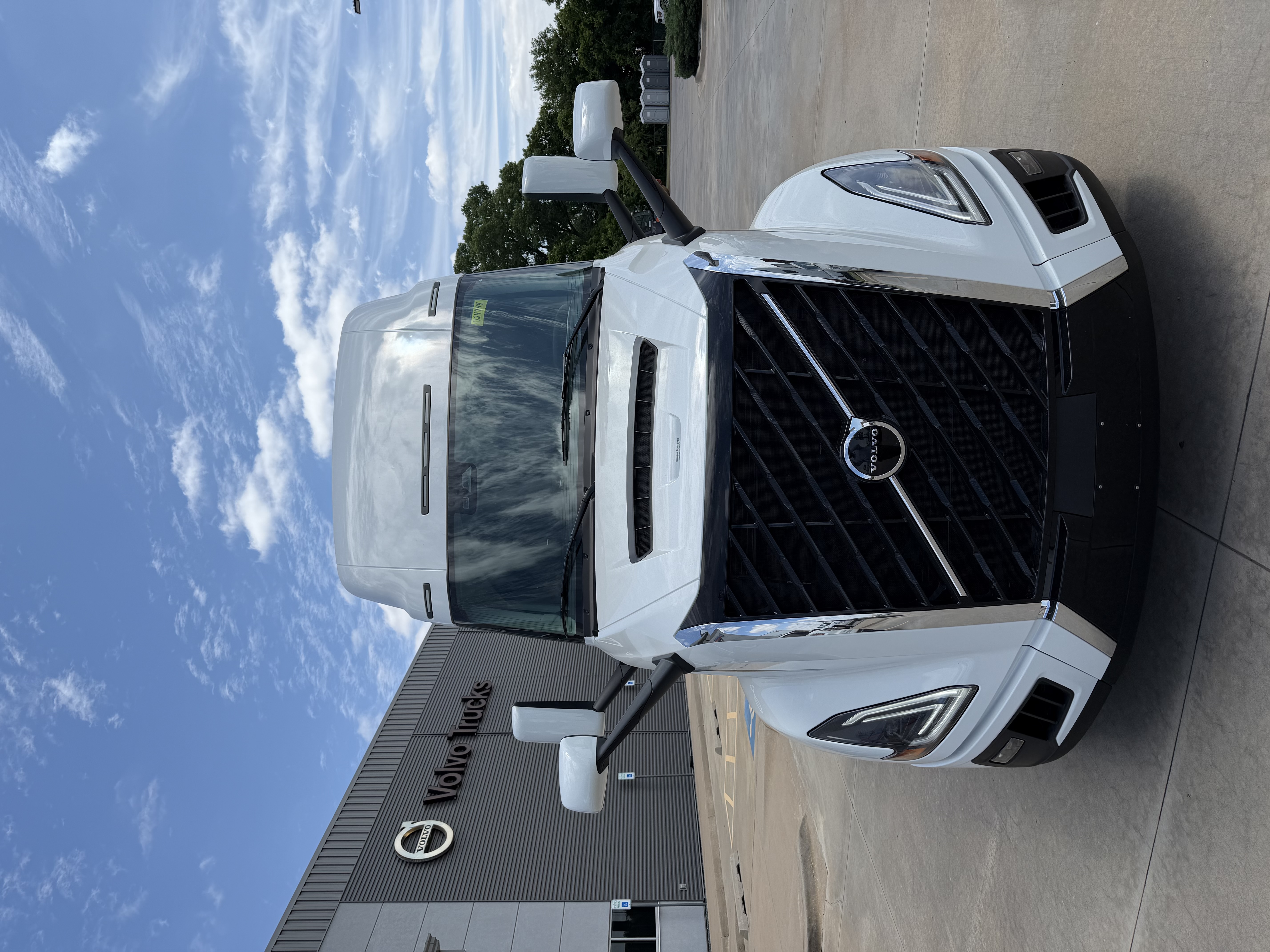 2027 Volvo VNL 860 in Oklahoma City, OK — photo 2
