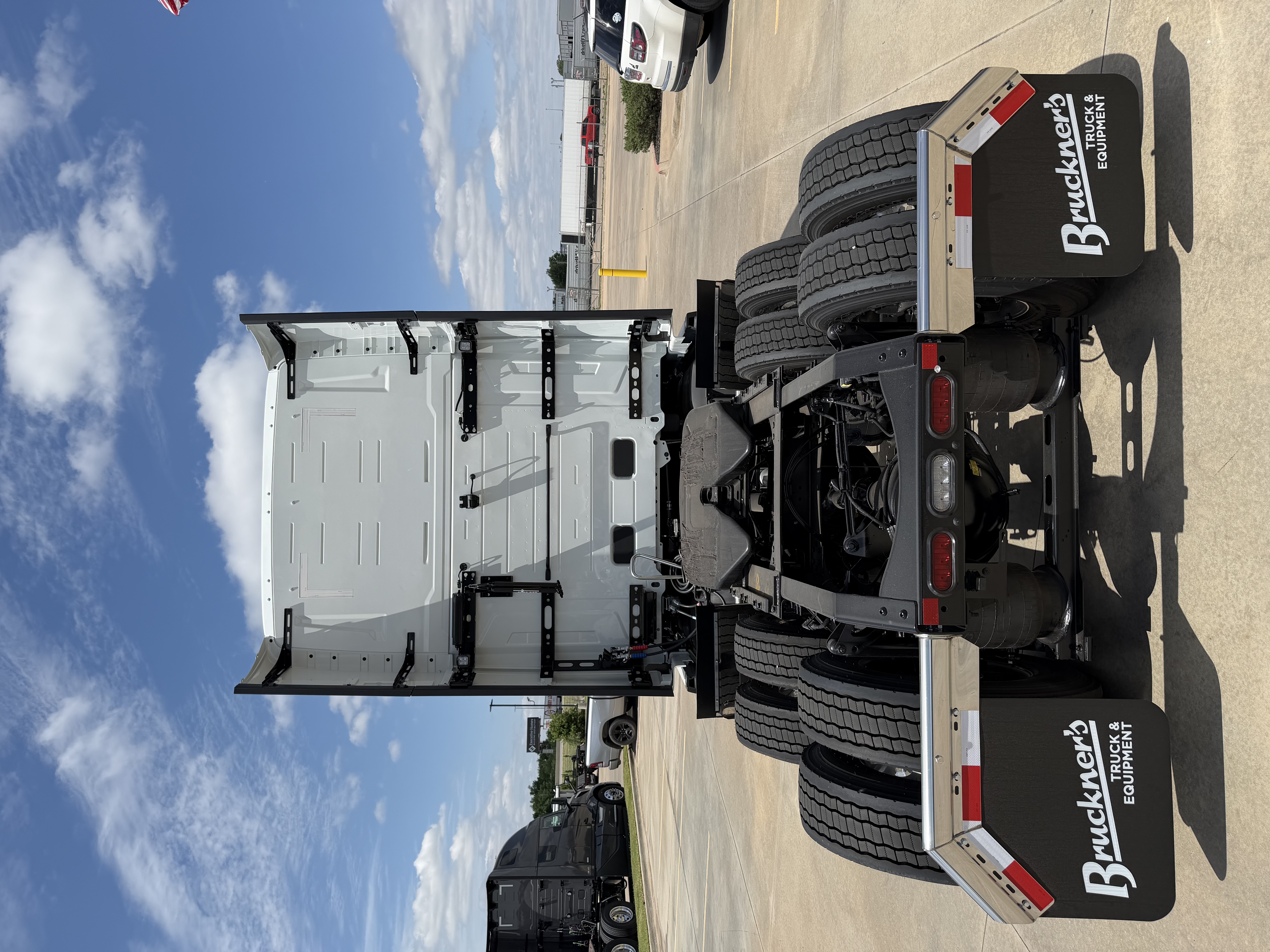 2027 Volvo VNL 860 in Oklahoma City, OK — photo 6