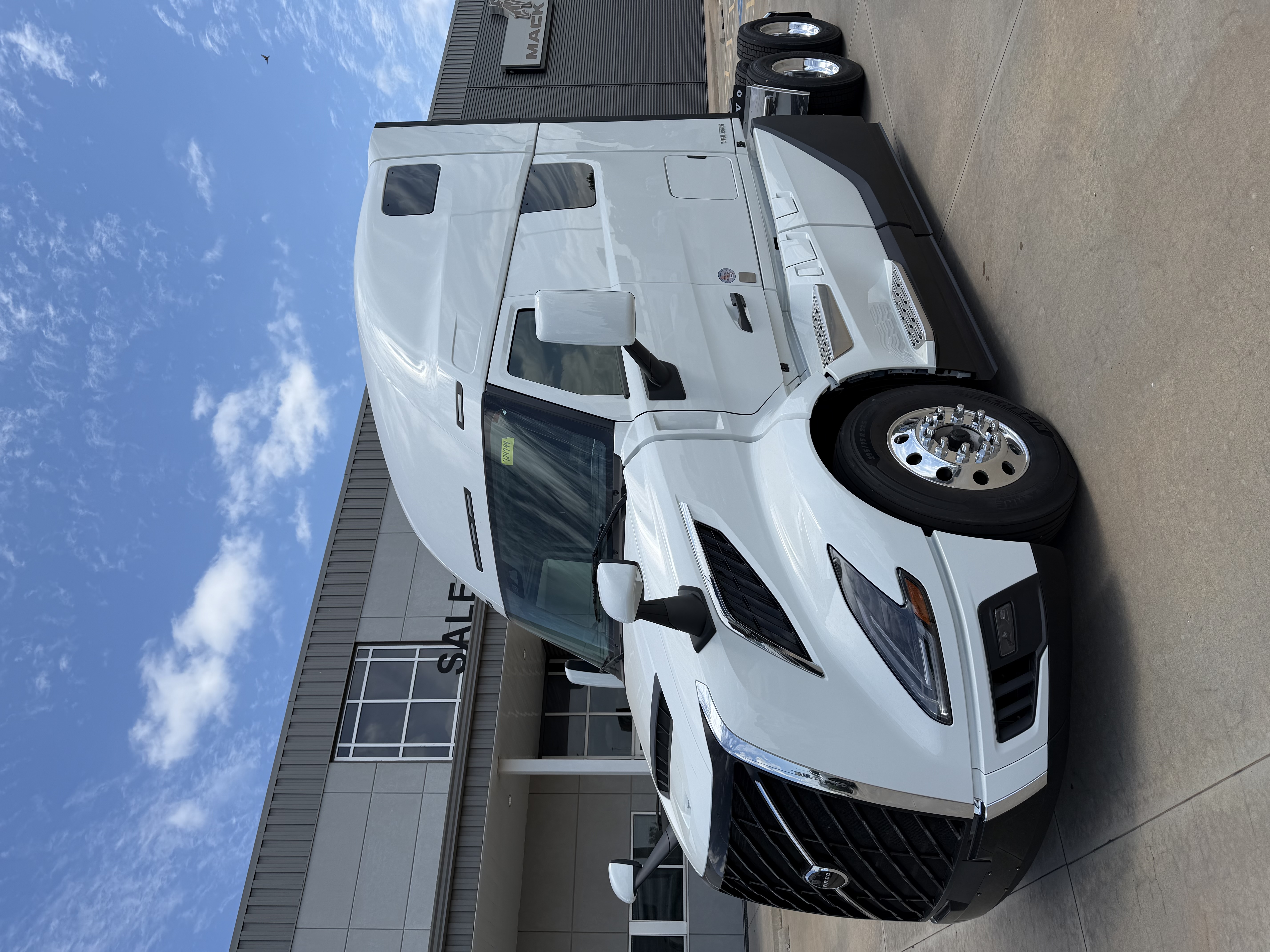 2027 Volvo VNL 860 in Oklahoma City, OK