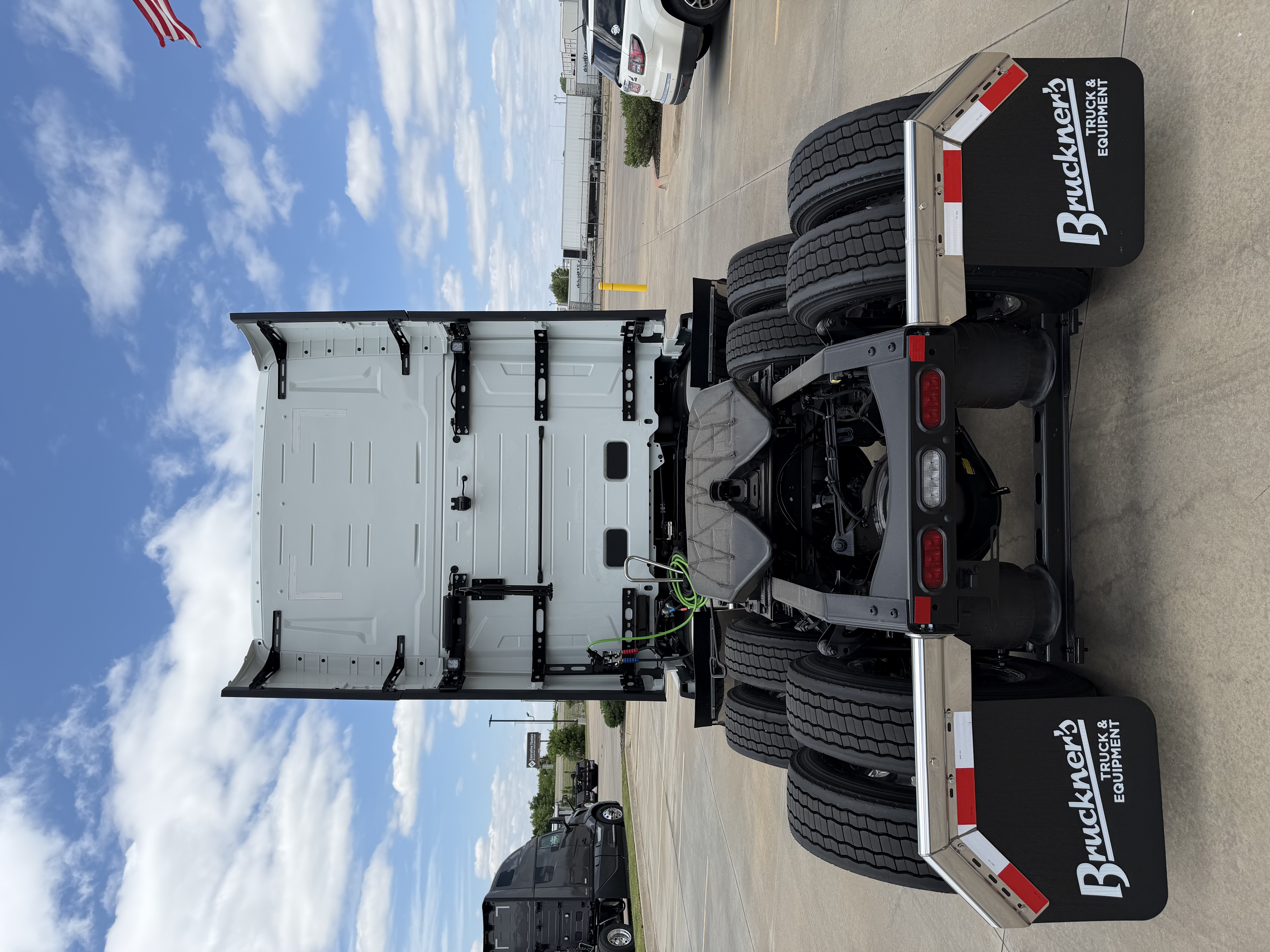 2027 Volvo VNL 860 in Oklahoma City, OK — photo 7