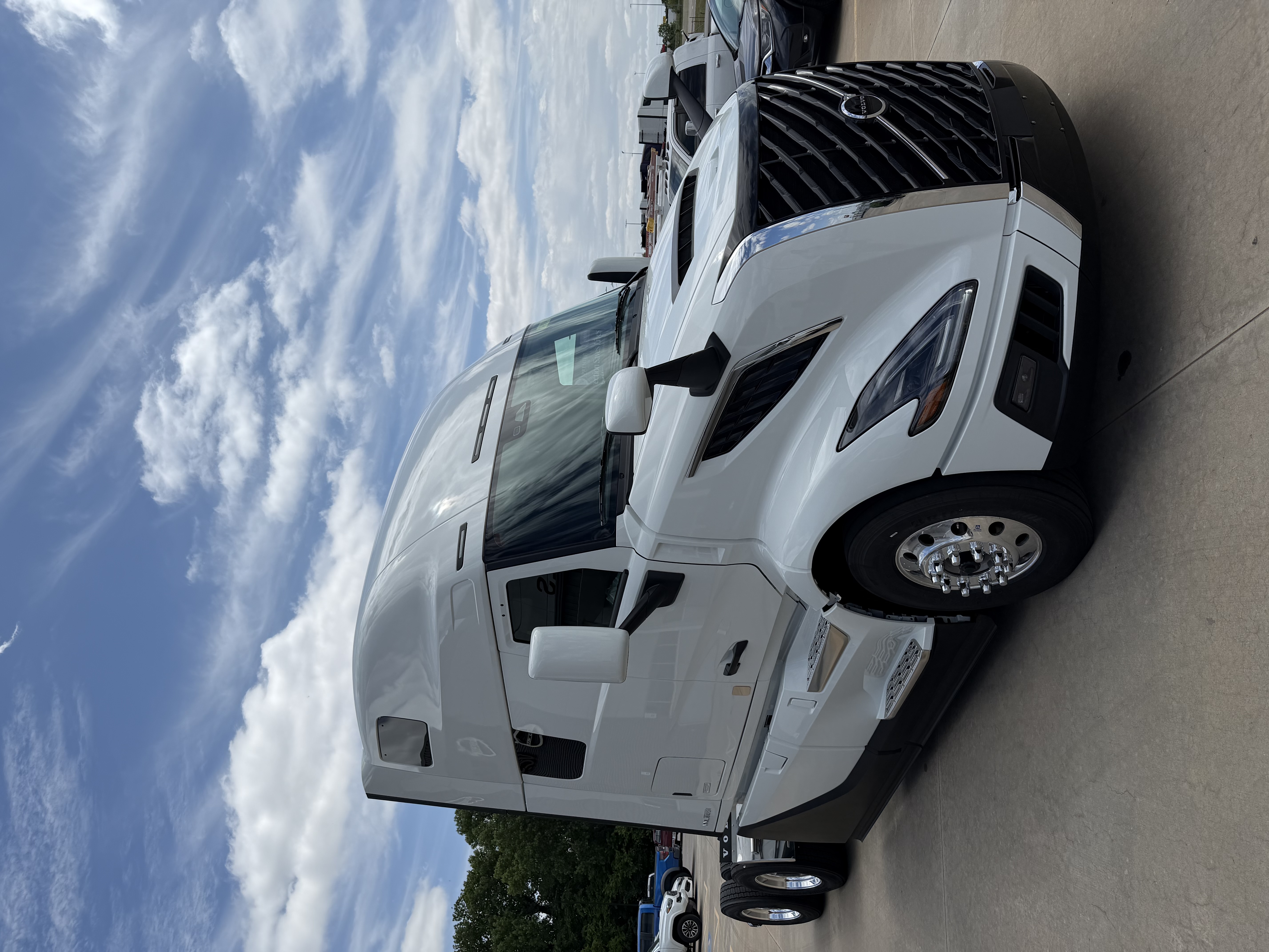 2027 Volvo VNL 860 in Oklahoma City, OK — photo 5