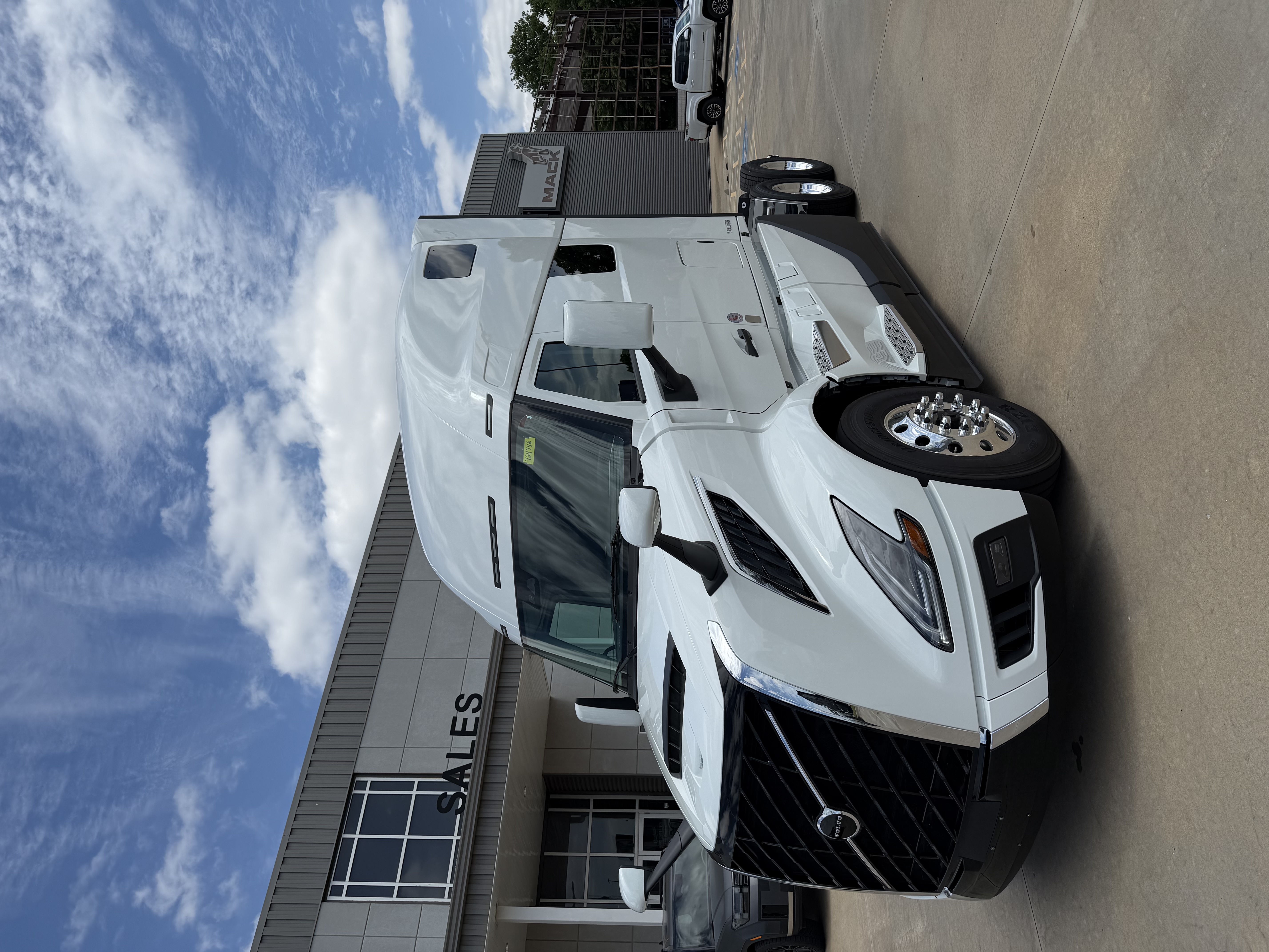 2027 Volvo VNL 860 in Oklahoma City, OK