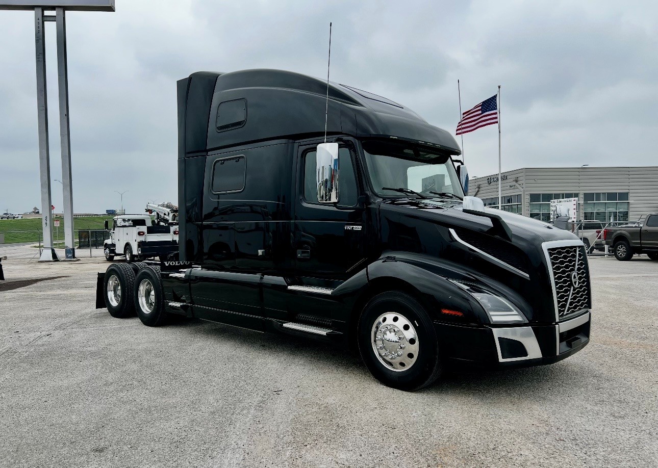 2023 Volvo VNL 860 in San Antonio, TX — photo 3