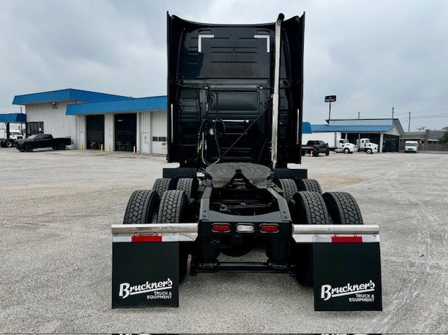2023 Volvo VNL 860 in San Antonio, TX — photo 7