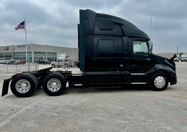 2023 Volvo VNL 860 in San Antonio, TX — photo 4