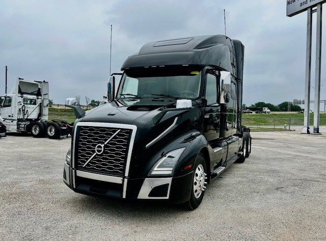 2023 Volvo VNL 860 in San Antonio, TX