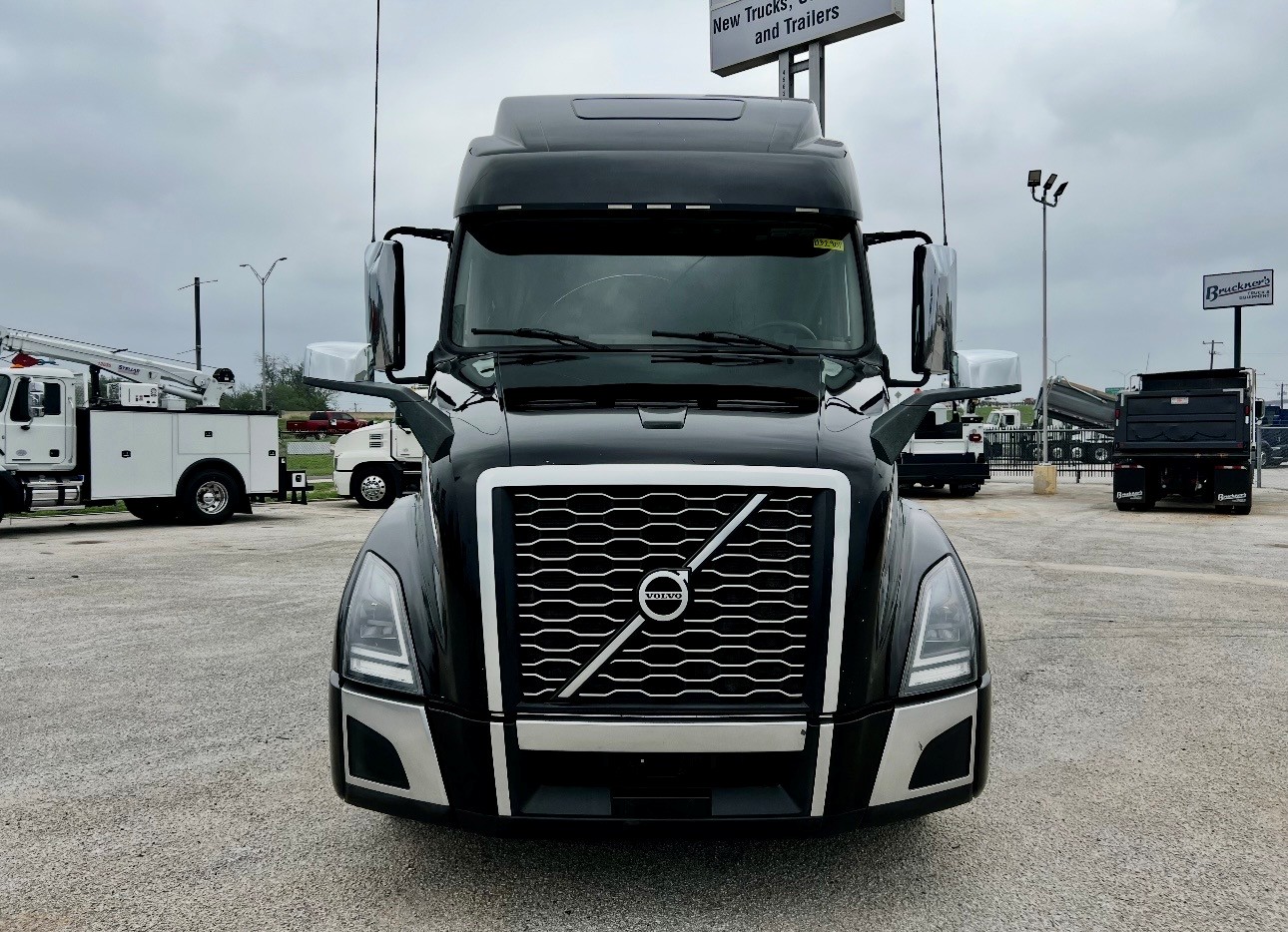 2023 Volvo VNL 860 in San Antonio, TX — photo 2
