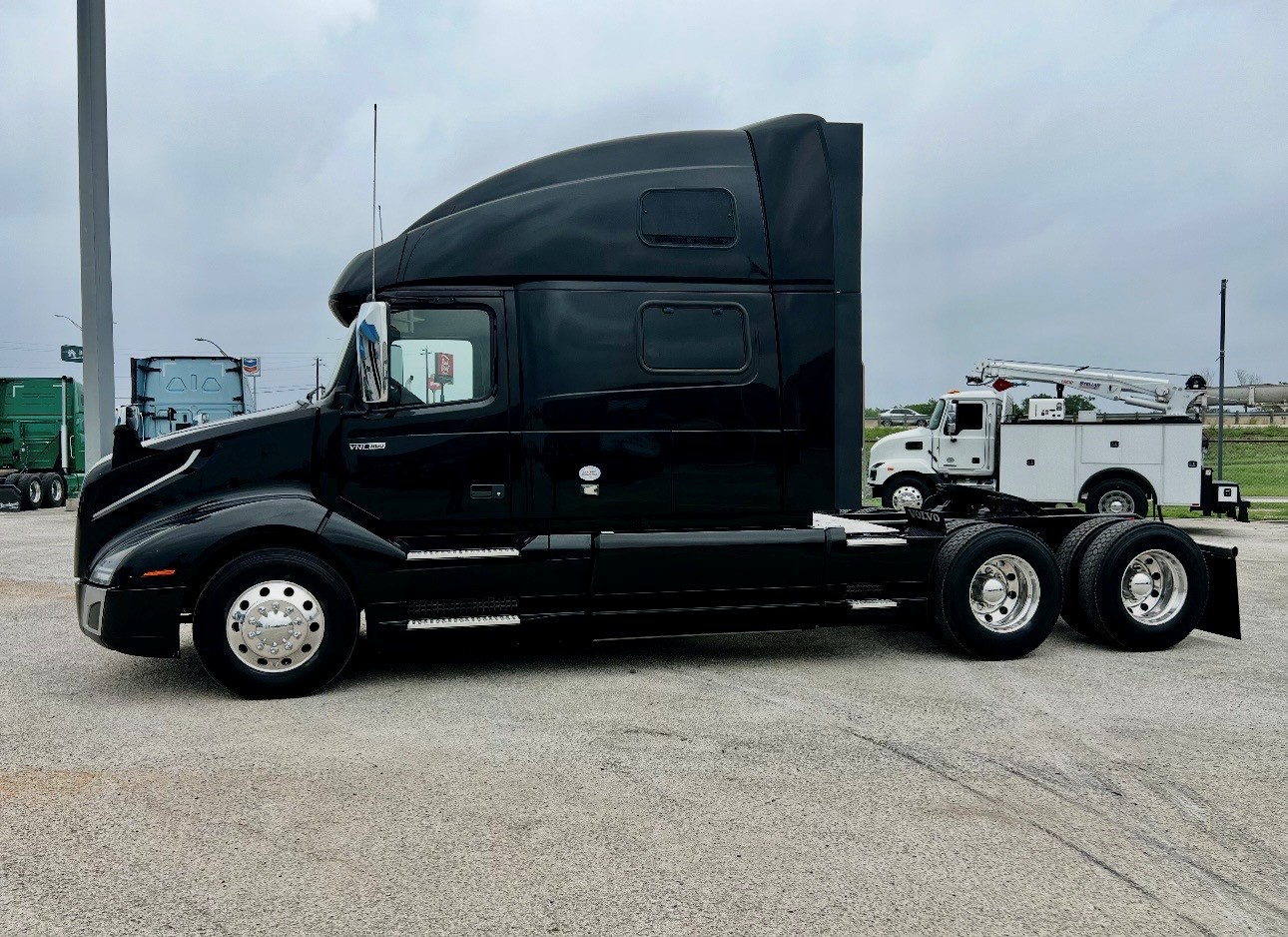 2023 Volvo VNL 860 in San Antonio, TX — photo 5