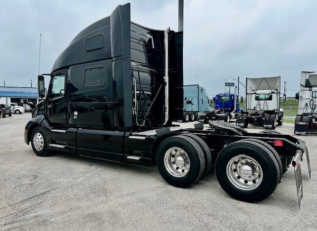 2023 Volvo VNL 860 in San Antonio, TX — photo 6