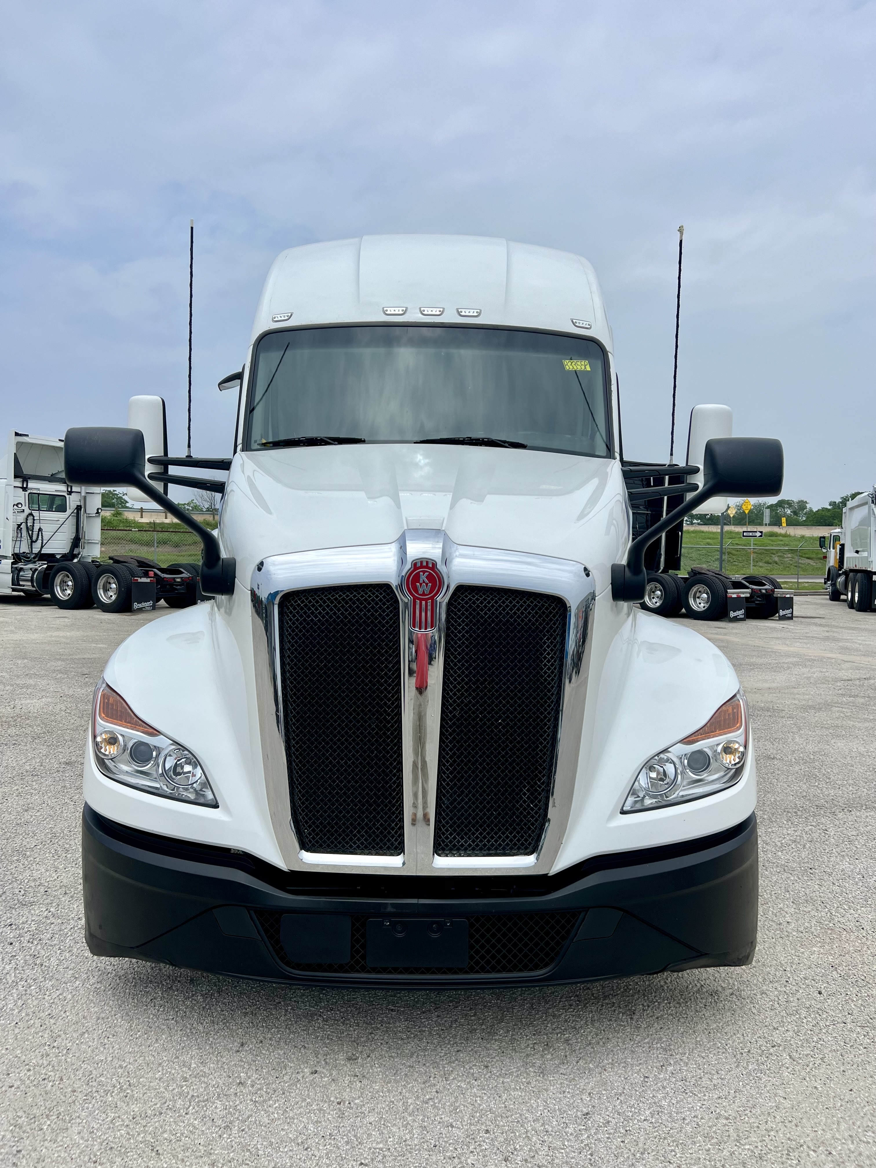 2024 Kenworth T680 in San Antonio, TX — photo 3