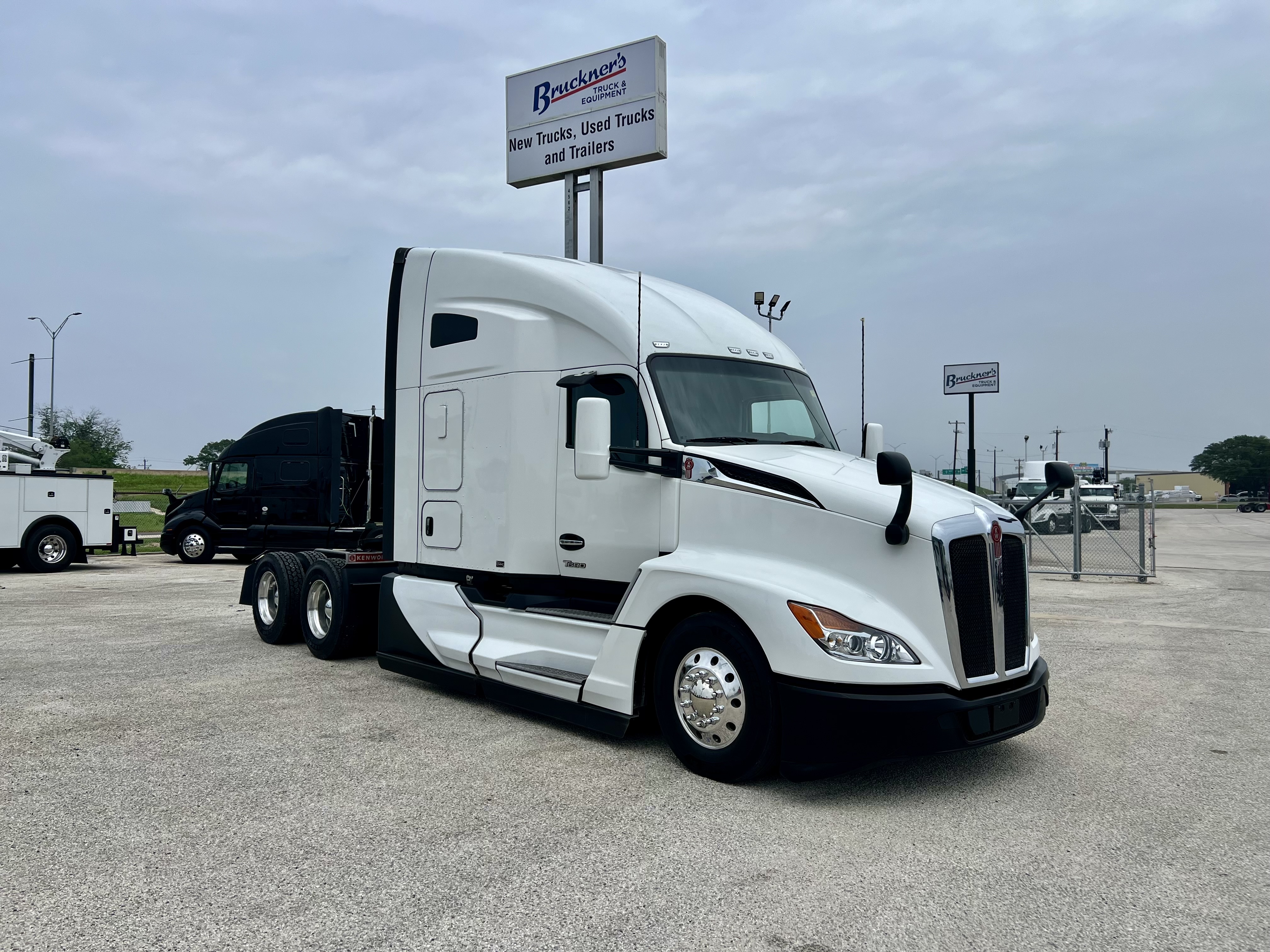 2024 Kenworth T680 in San Antonio, TX — photo 2