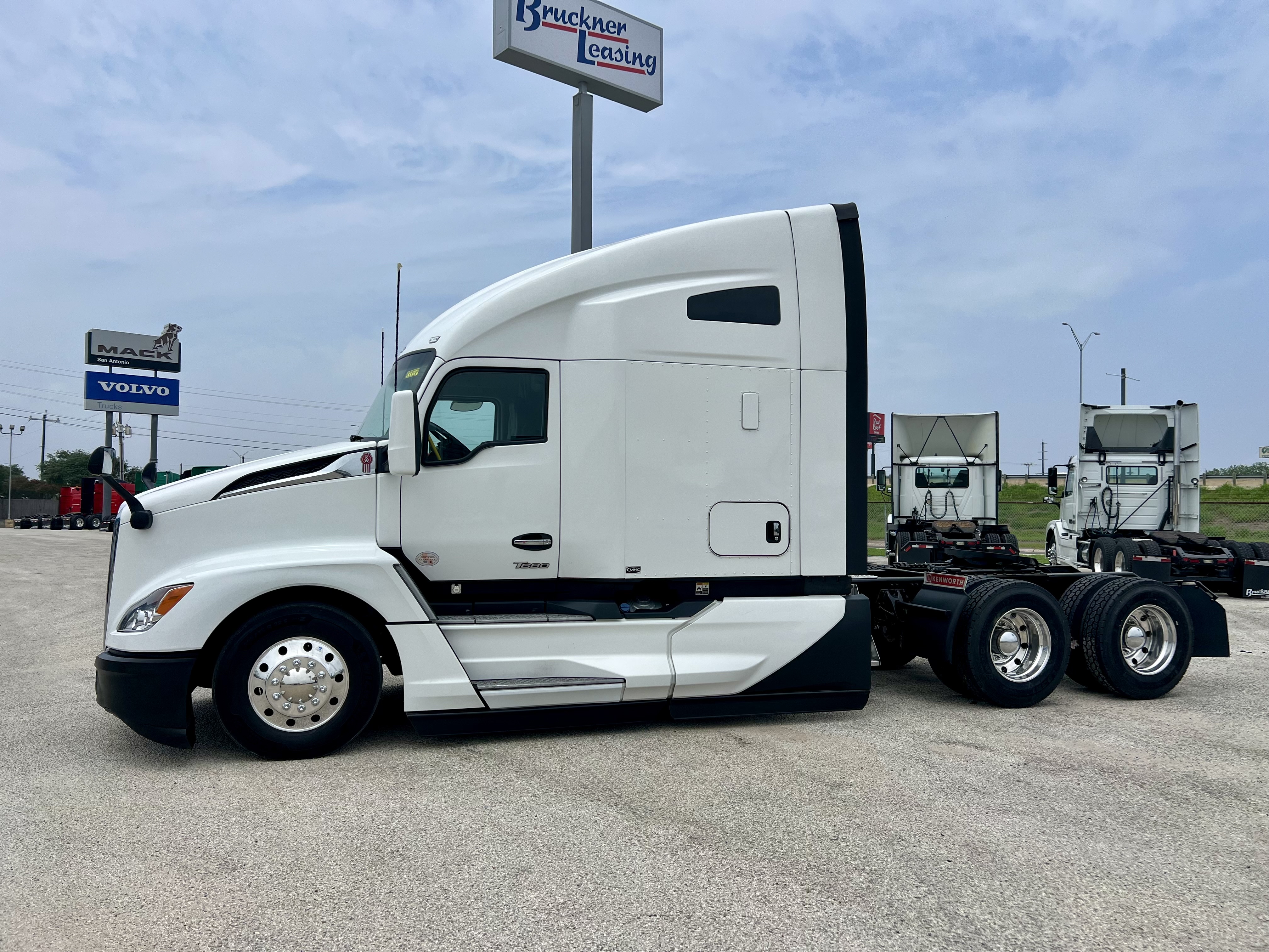 2024 Kenworth T680 in San Antonio, TX — photo 6
