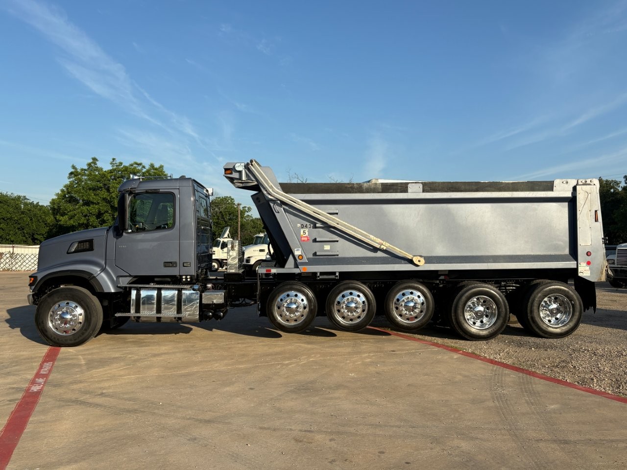 2024 Volvo VHD 300 in Fort Worth, TX — photo 8