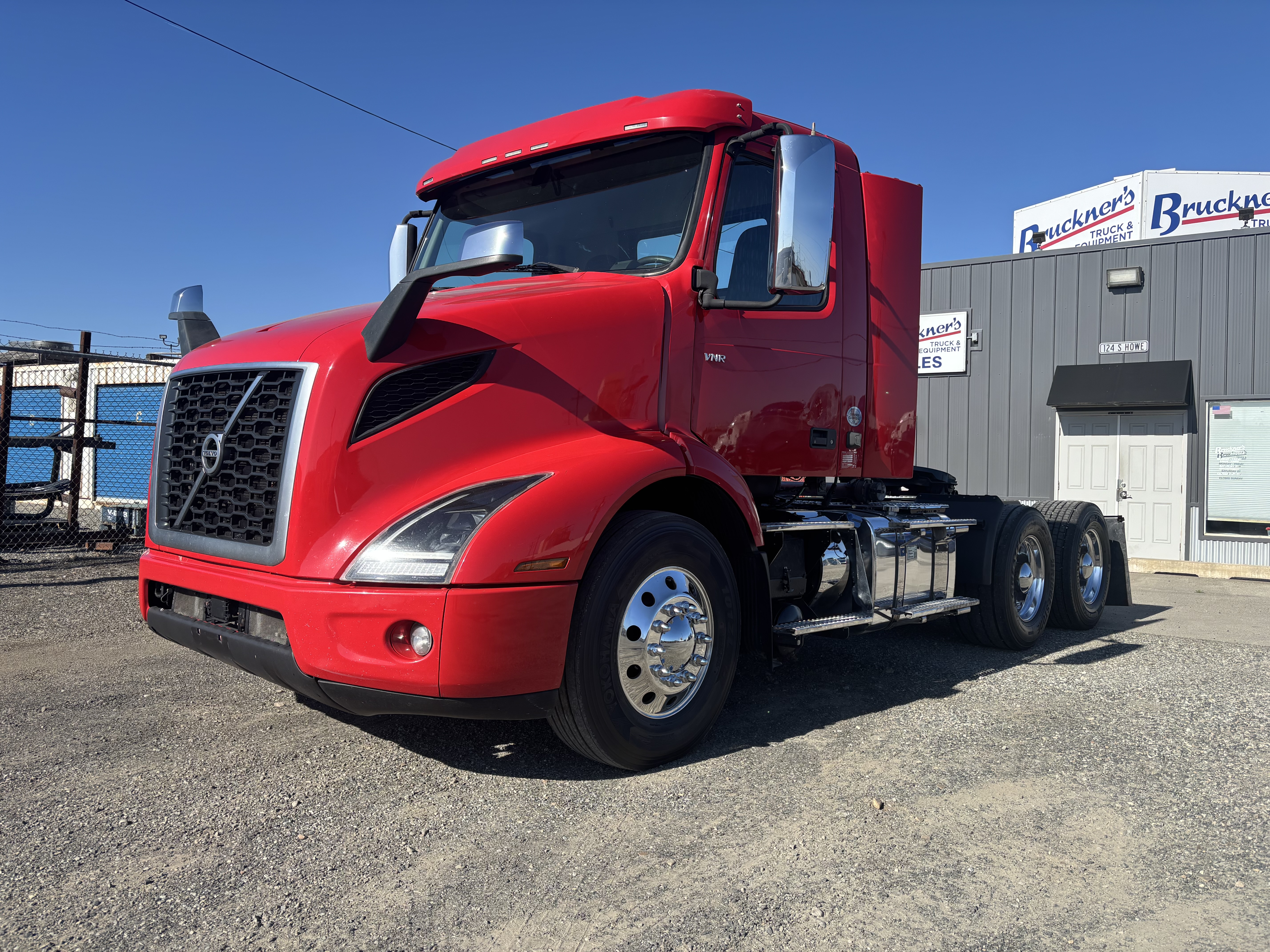 2023 Volvo VNR 640 in Spokane, WA — photo 4